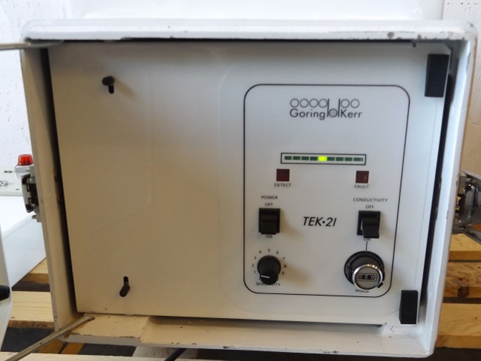 Goring Kerr model TEK 21 horizontal metal detector - Image 2 of 4