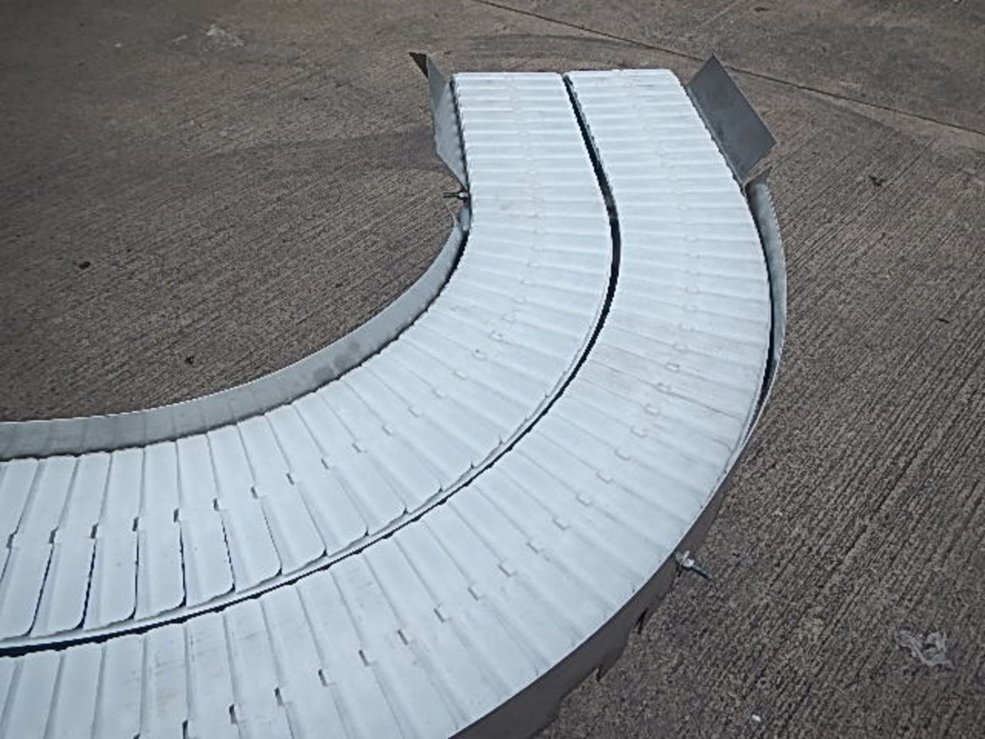 FlexLink white plastic slat sanitary belt conveyor with a 90 degree bend at the end - Image 5 of 7