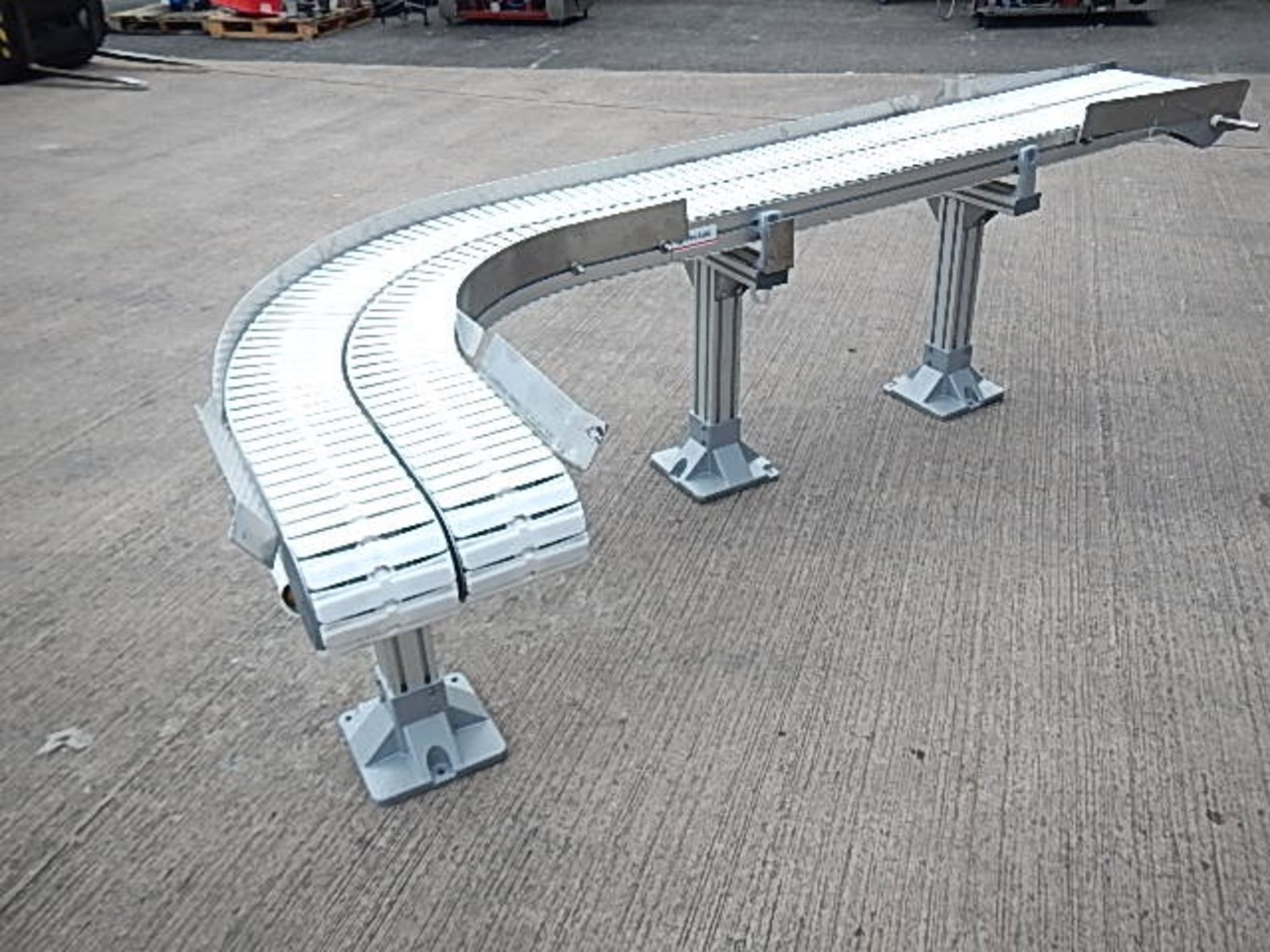 FlexLink white plastic slat sanitary belt conveyor with a 90 degree bend at the end - Image 2 of 7