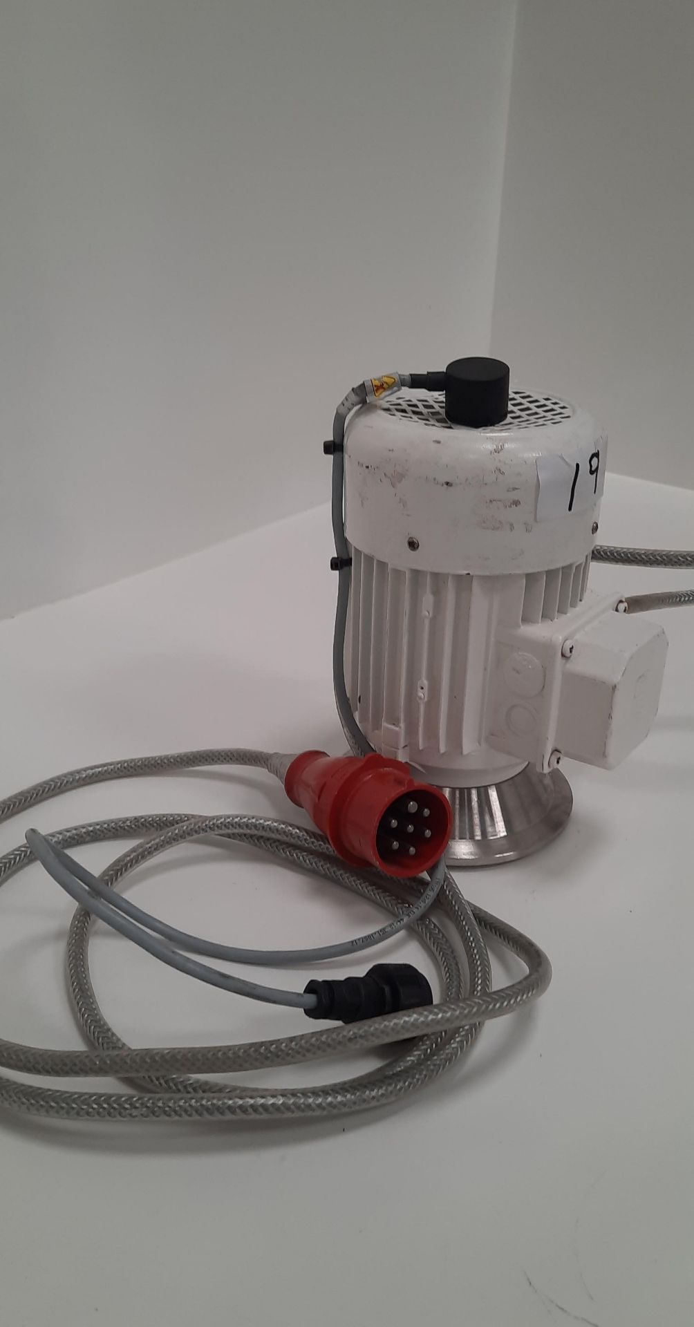 MT Motori Elettrici Model: TN80B / 8 Electric Motor. 3 Phase 5 Pin Plug Manufacture Date: 13-1-2004 - Image 2 of 3