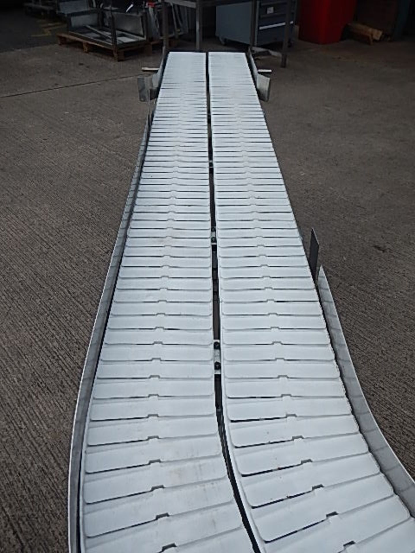 FlexLink white plastic slat sanitary belt conveyor with a 90 degree bend at the end - Image 6 of 7