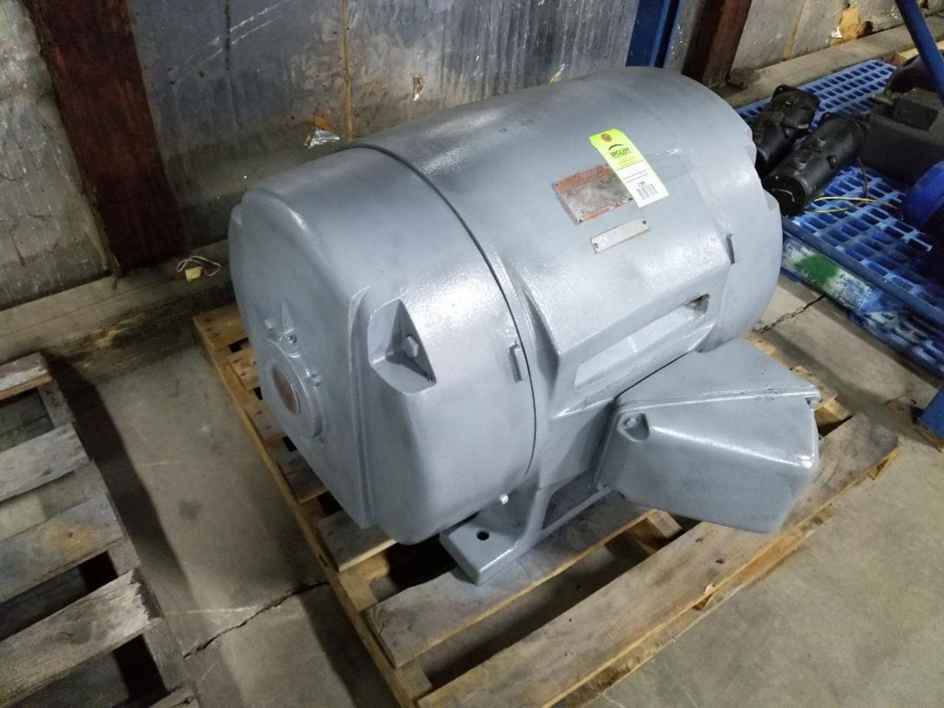 75hp GE motor. Model 5K4445A3Y10. 3 phase 220-440v. RPM 1175 frame 445Y. - Image 6 of 6