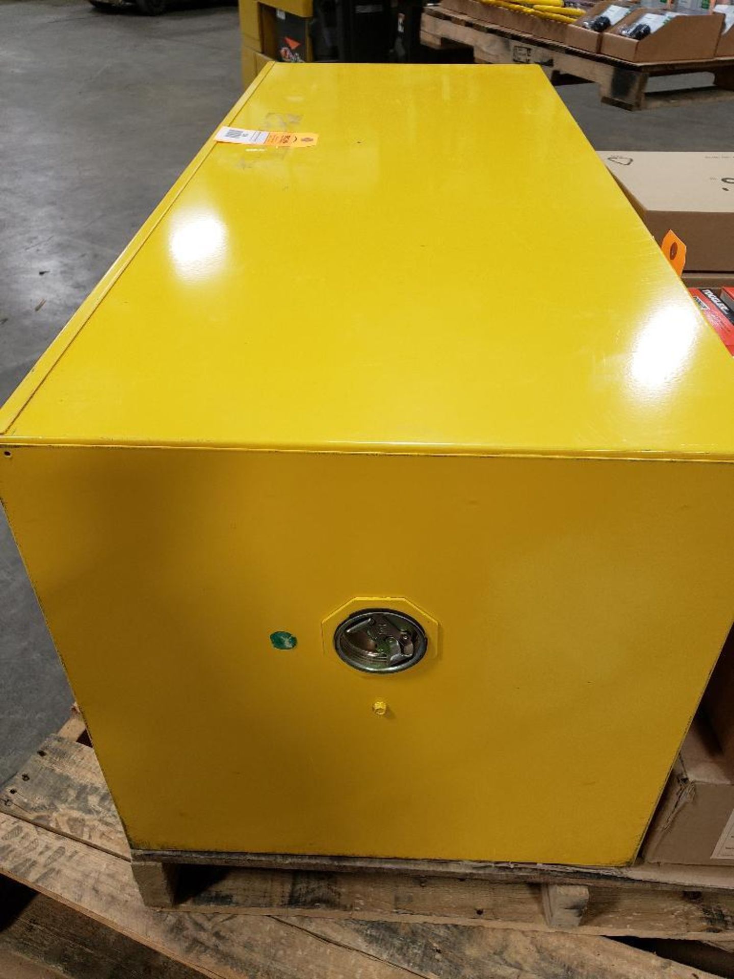 12 gallon Justrite flammable storage cabinet. Model 25801. New with minor wear. - Image 4 of 4