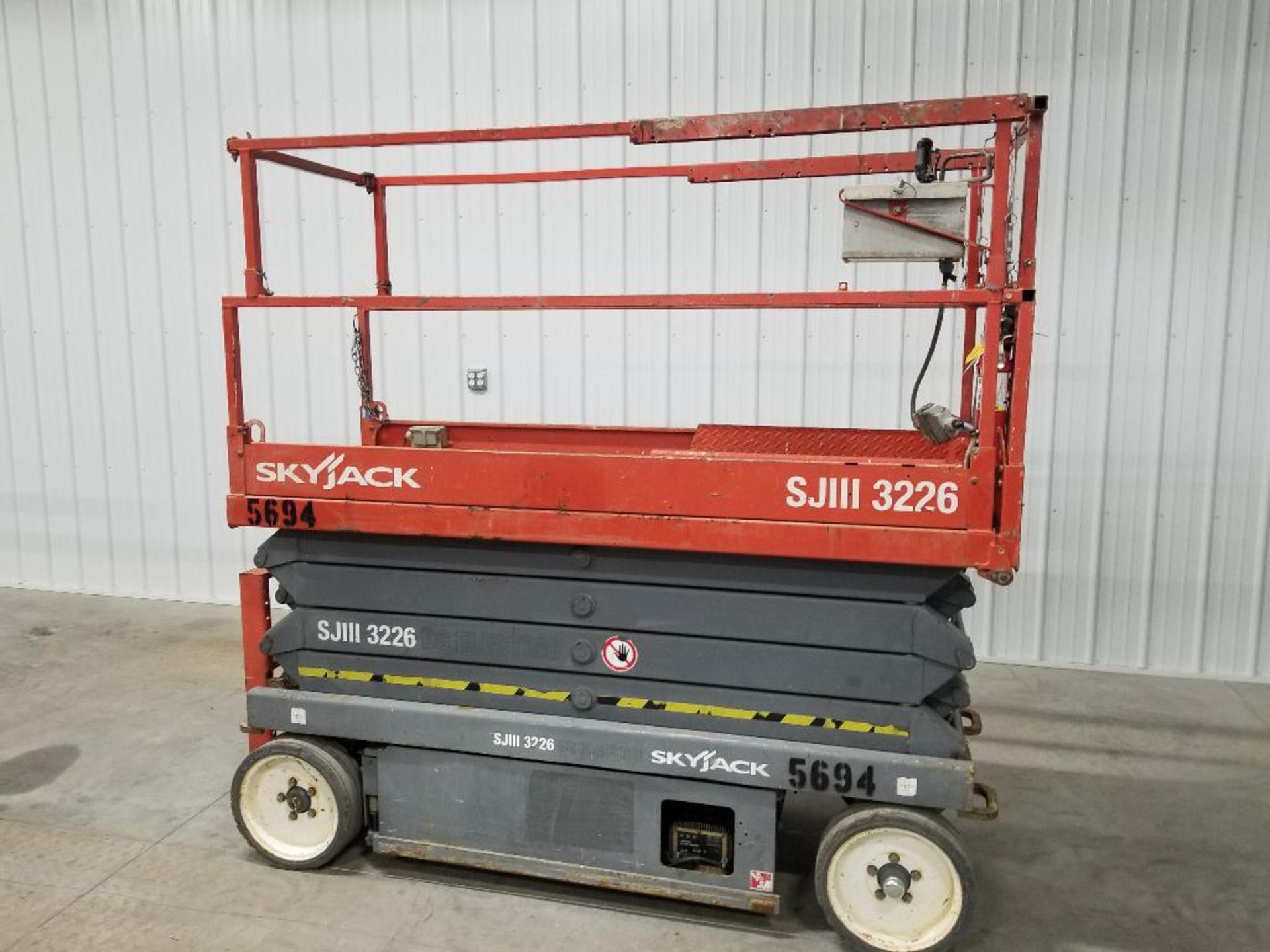 26' SkyJack scissor lift. Model SJIII 3626. Serial number 27015864. - Image 7 of 18