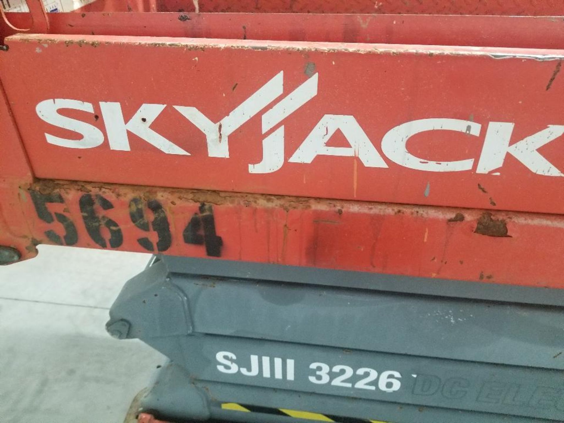 26' SkyJack scissor lift. Model SJIII 3626. Serial number 27015864. - Image 4 of 18
