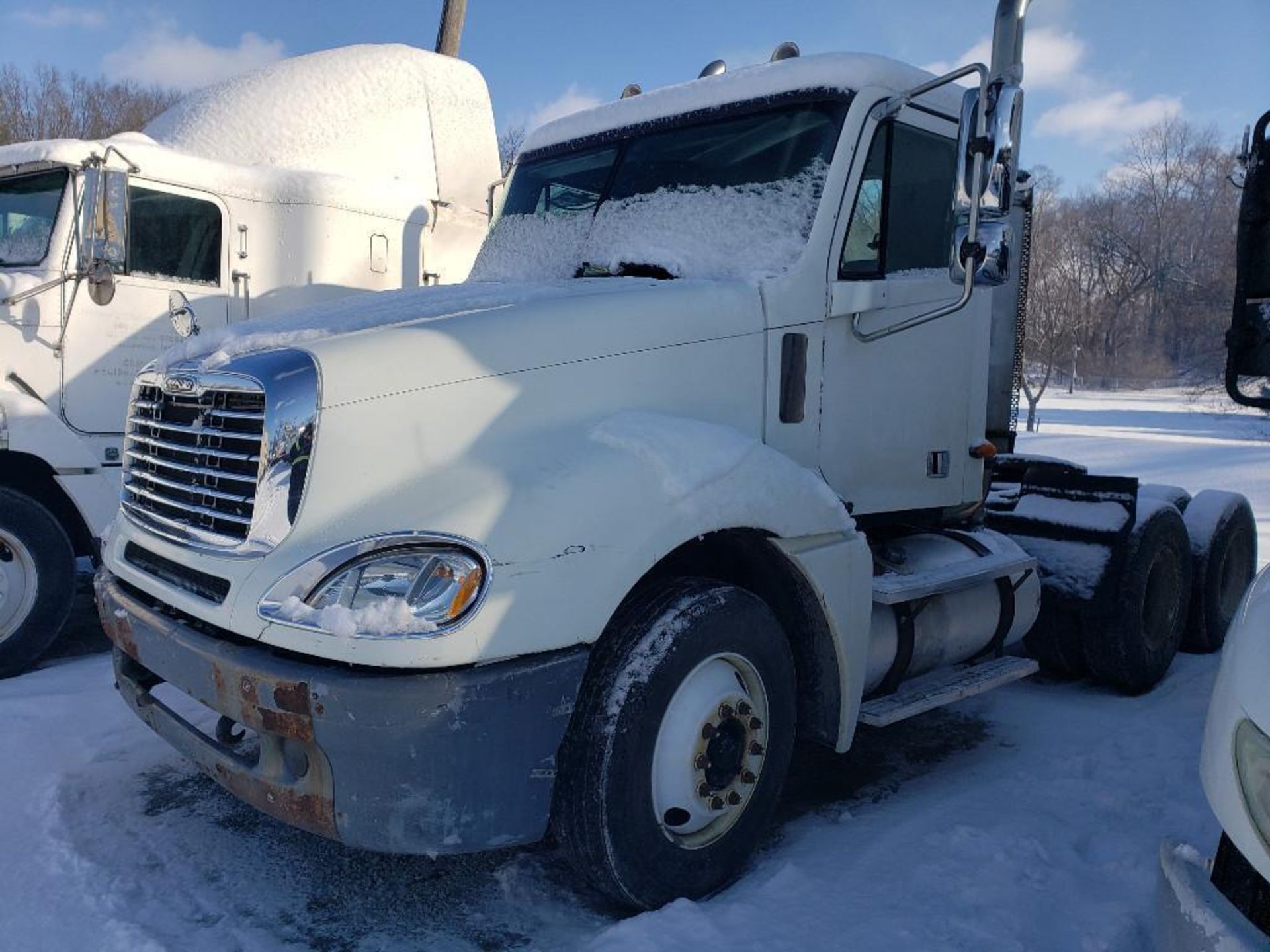 2004 Freightliner truck. VIN# 1FUJA6AS24LM26130. Mileage 681433 miles. - Image 4 of 33