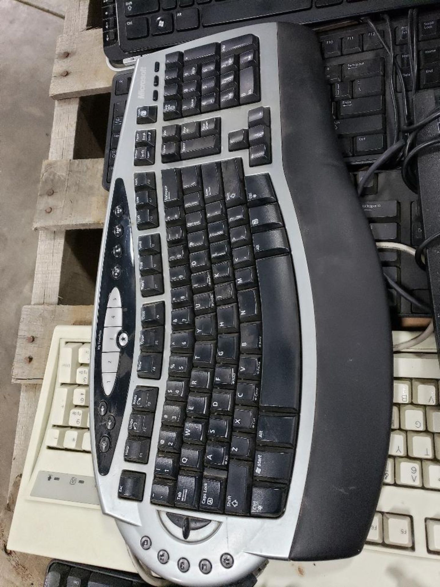 Large assortment of keyboards. - Image 5 of 7