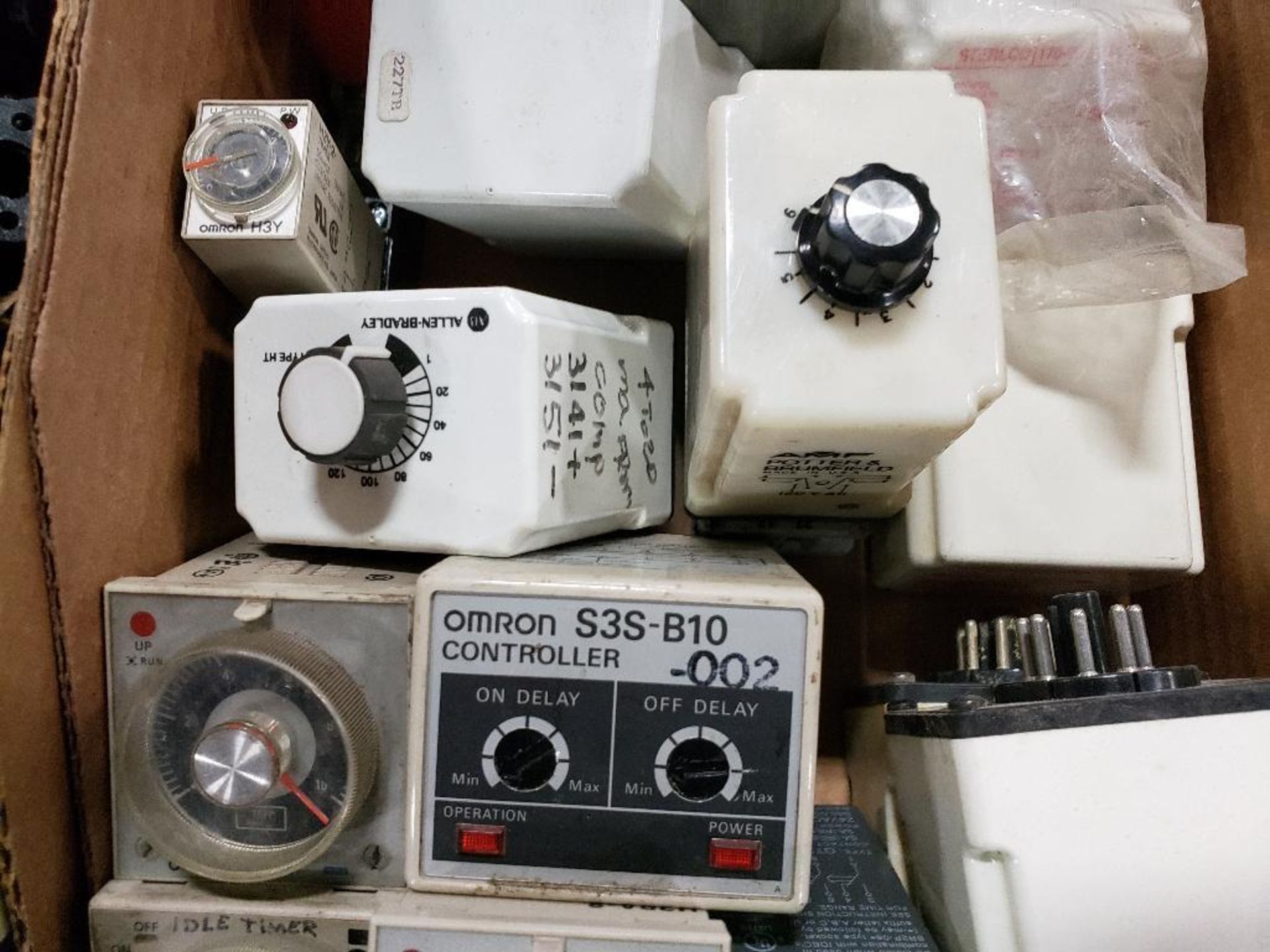 Assorted electrical timers and relays. Omron, IDEC, Potter & Brumfield. - Bild 3 aus 4