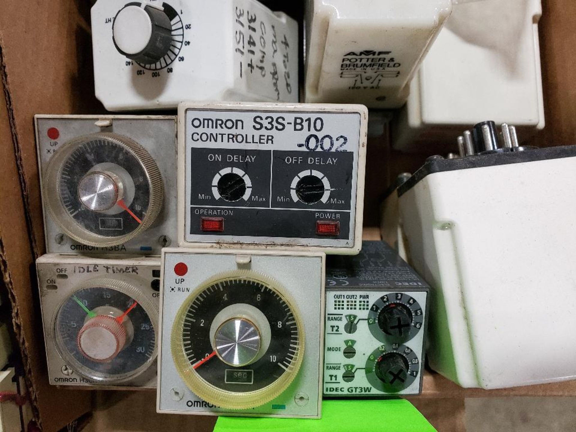 Assorted electrical timers and relays. Omron, IDEC, Potter & Brumfield. - Bild 4 aus 4