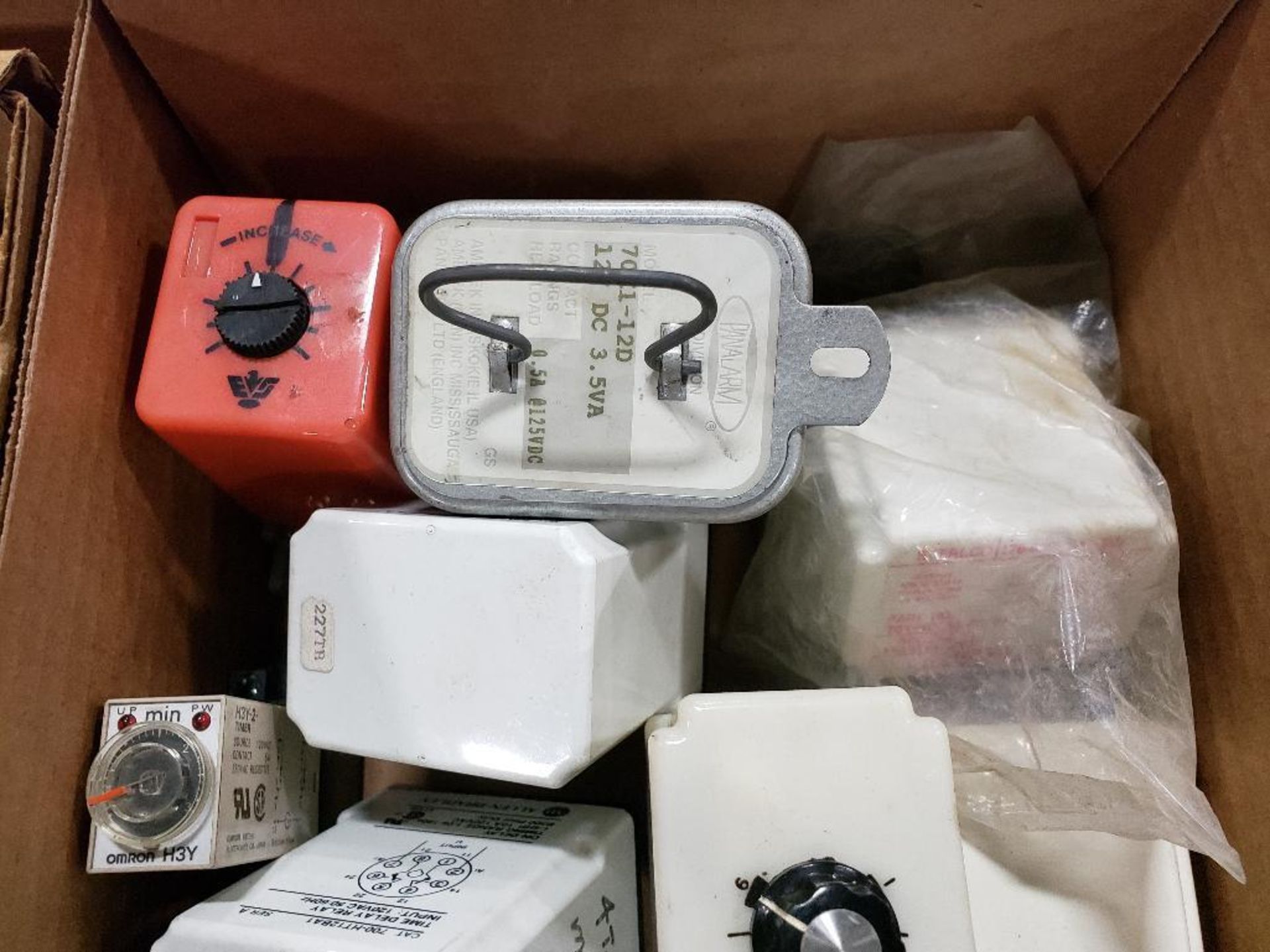 Assorted electrical timers and relays. Omron, IDEC, Potter & Brumfield. - Bild 2 aus 4