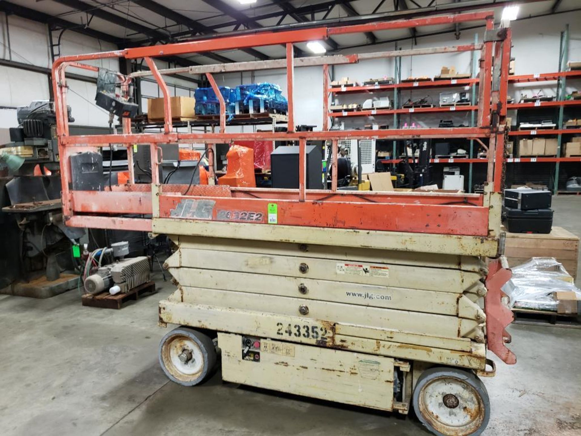 JLG Industries 2632E2 electric scissor lift. 26' lift 32" wide. YR 2003. Serial number 0200II2300. - Image 13 of 19