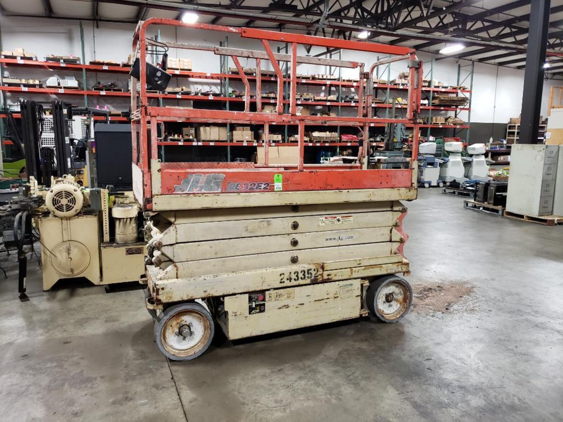 JLG Industries 2632E2 electric scissor lift. 26' lift 32" wide. YR 2003. Serial number 0200II2300. - Image 2 of 19