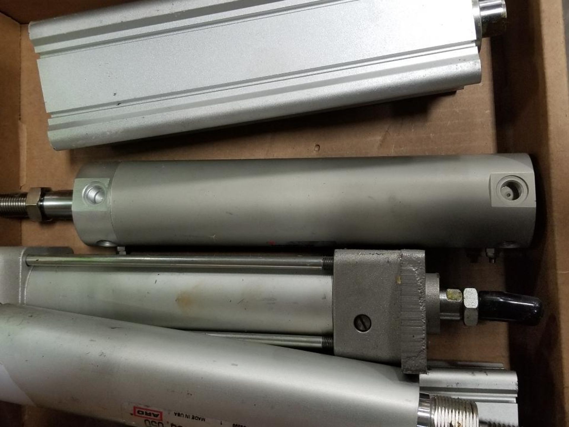 Assorted pneumatic cylinders. SMC, ARO. - Image 3 of 7