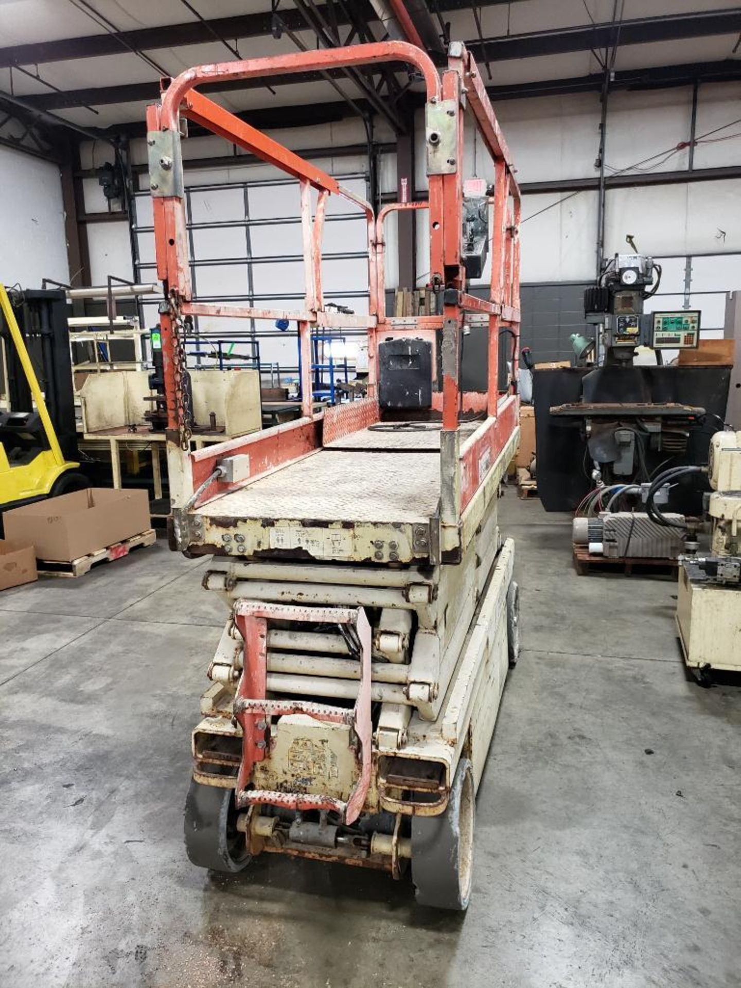 JLG Industries 2632E2 electric scissor lift. 26' lift 32" wide. YR 2003. Serial number 0200II2300. - Image 8 of 19