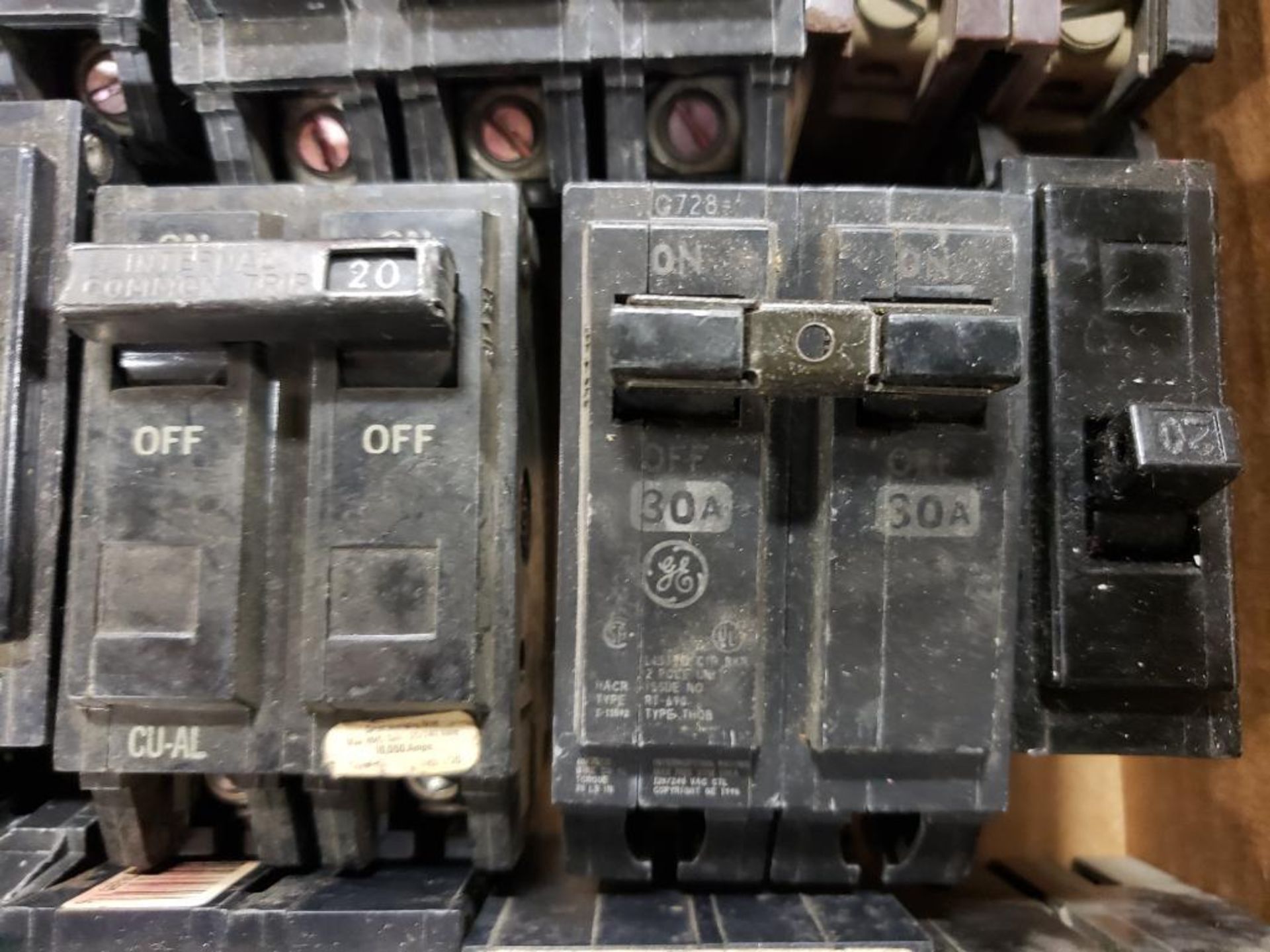 Assorted electrical circuit breakers. GE. - Image 4 of 7