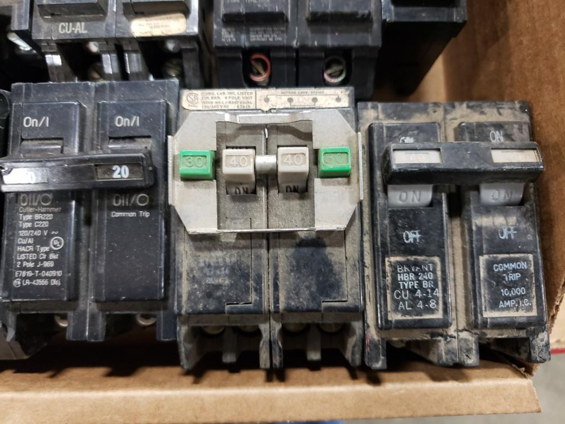 Assorted electrical circuit breakers. GE. - Image 3 of 7