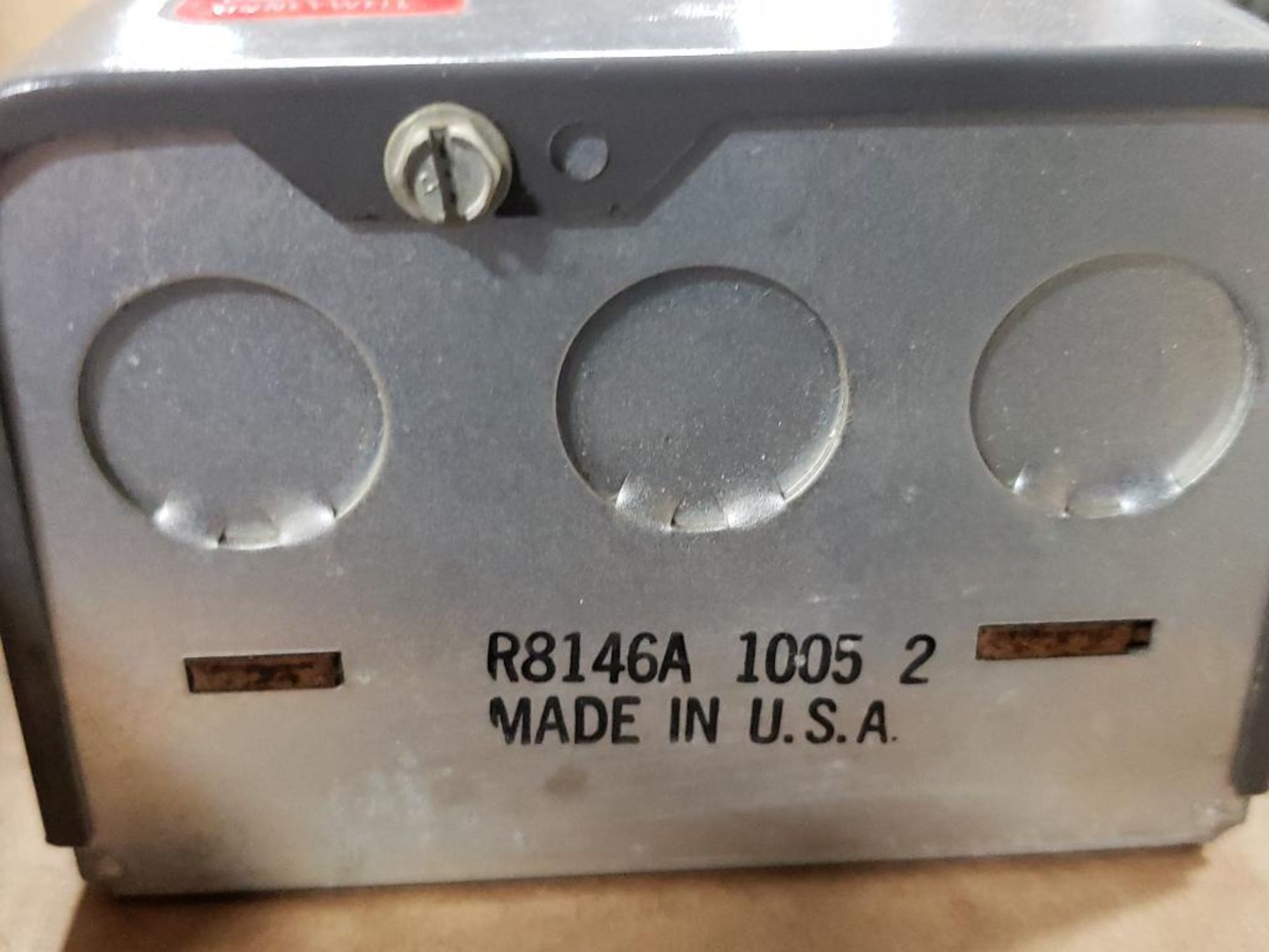 Assorted electrical circuit breakers. Westinghouse, Honeywell R8146A-1005-2. - Image 5 of 6