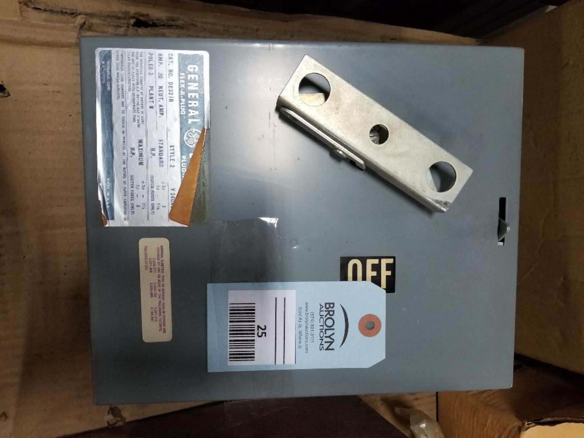 GE DE321R Fusible Flex-A-Plug switch unit. 30AMP, 240V, 3PH.