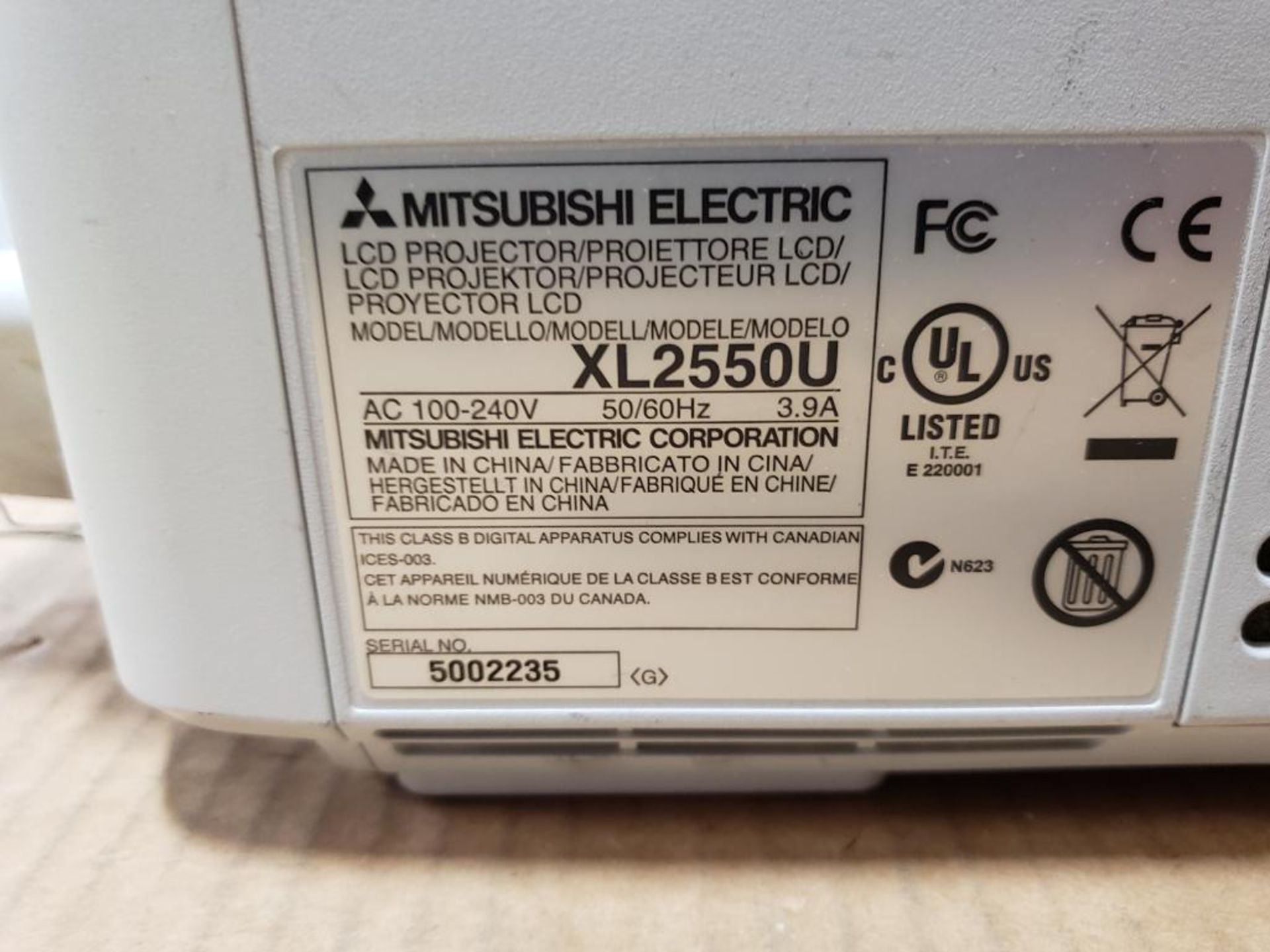 Mitsubishi XL2550U LCD projector 100-240V. - Image 3 of 8