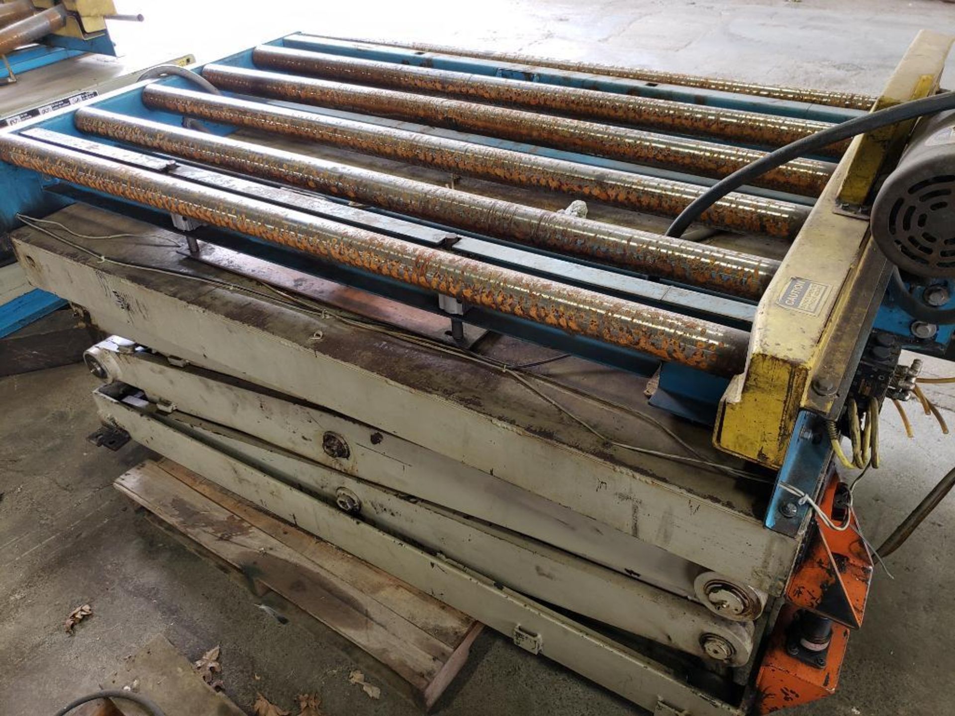 Southworth lift table with Power Pack conveyor CDLR644. 89x48x40. LxWxH. - Image 3 of 6