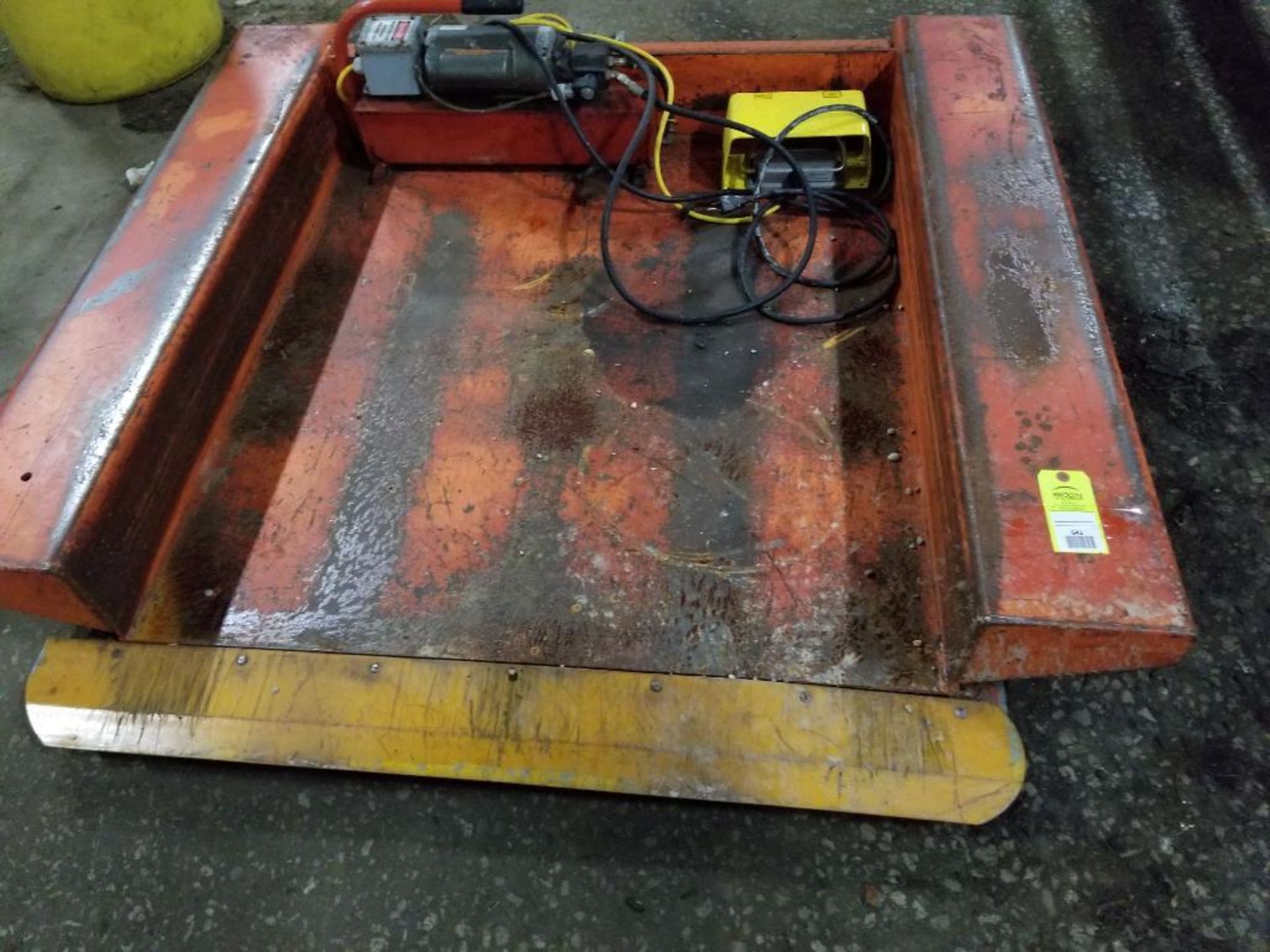 Pallet lifting table.