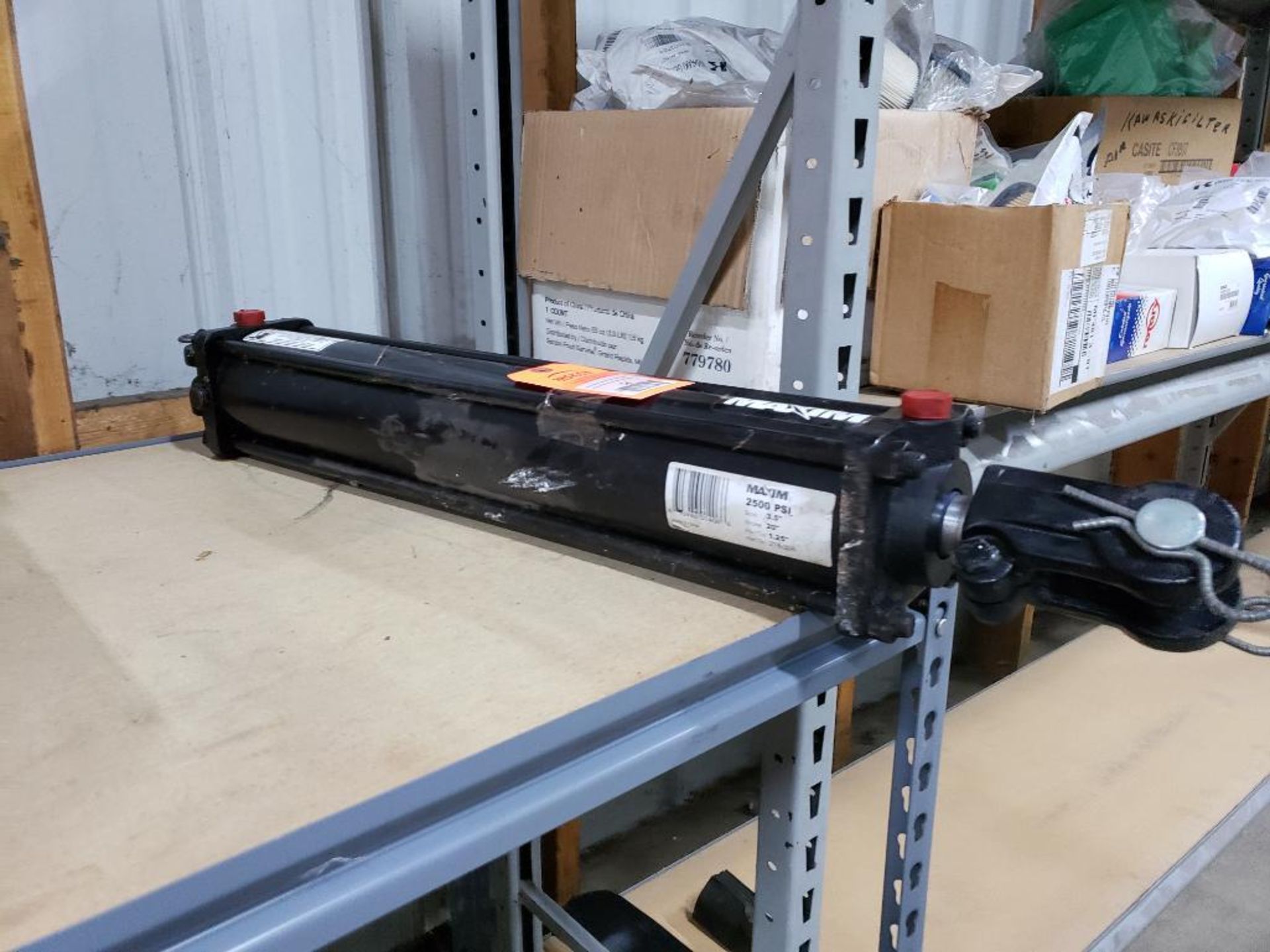 Maxin 2500psi hydraulic cylinder. 3.5" bore, 20" stroke, 1.25" rod diameter. New old stock. - Image 4 of 7