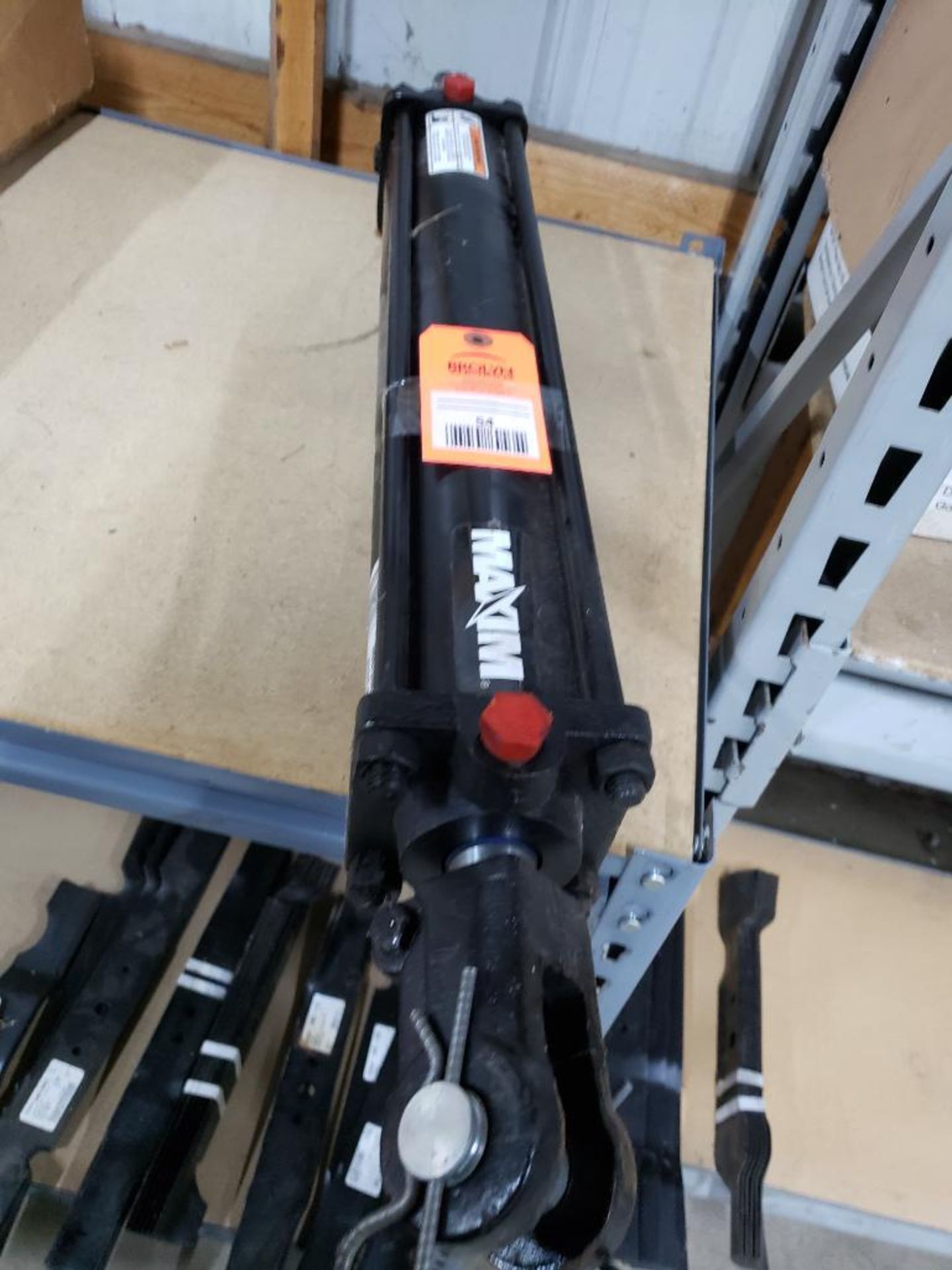 Maxin 2500psi hydraulic cylinder. 3.5" bore, 20" stroke, 1.25" rod diameter. New old stock.