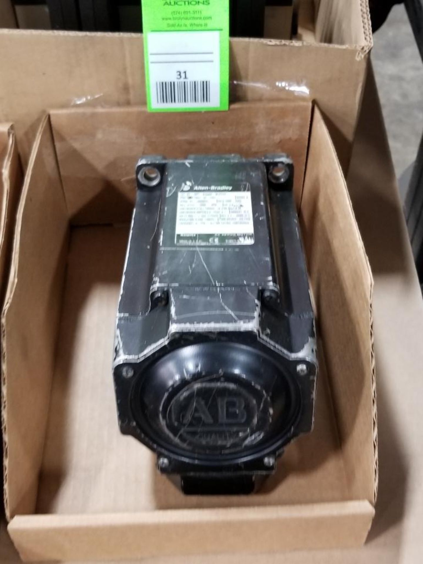 3.0 kW Allen Bradley MPL-B4540F-MJ22AA servo motor. 7054-05-4202. 460V, 3PH, 3000RPM.