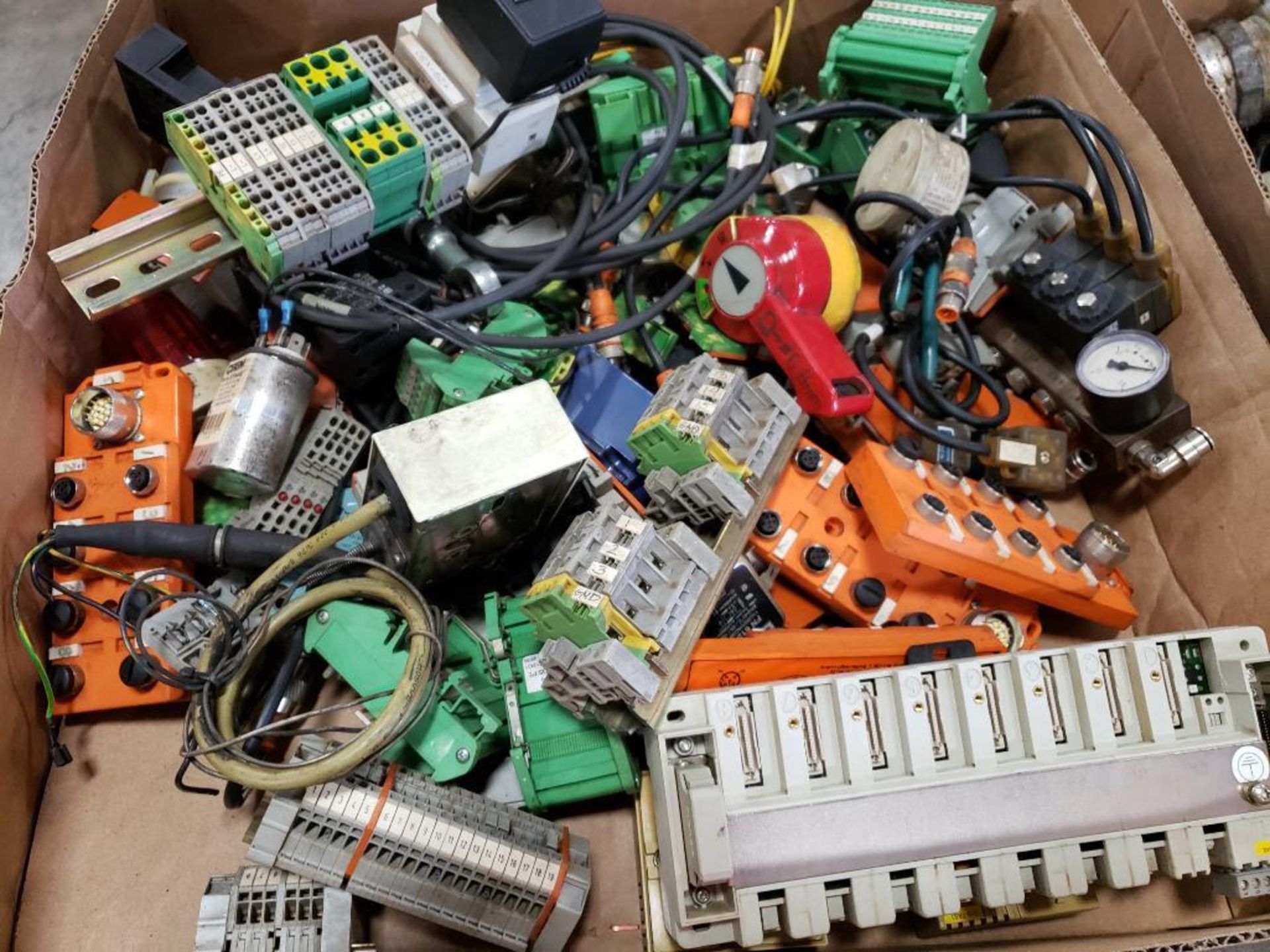 Assorted electrical connectors, plugs.