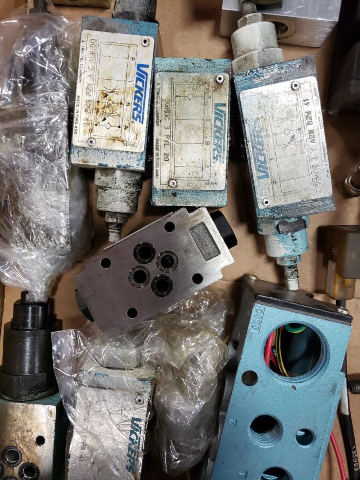 Assorted flow control. Valves, regulator, solenoids. Vickers, Numatics, SMC. - Image 8 of 8