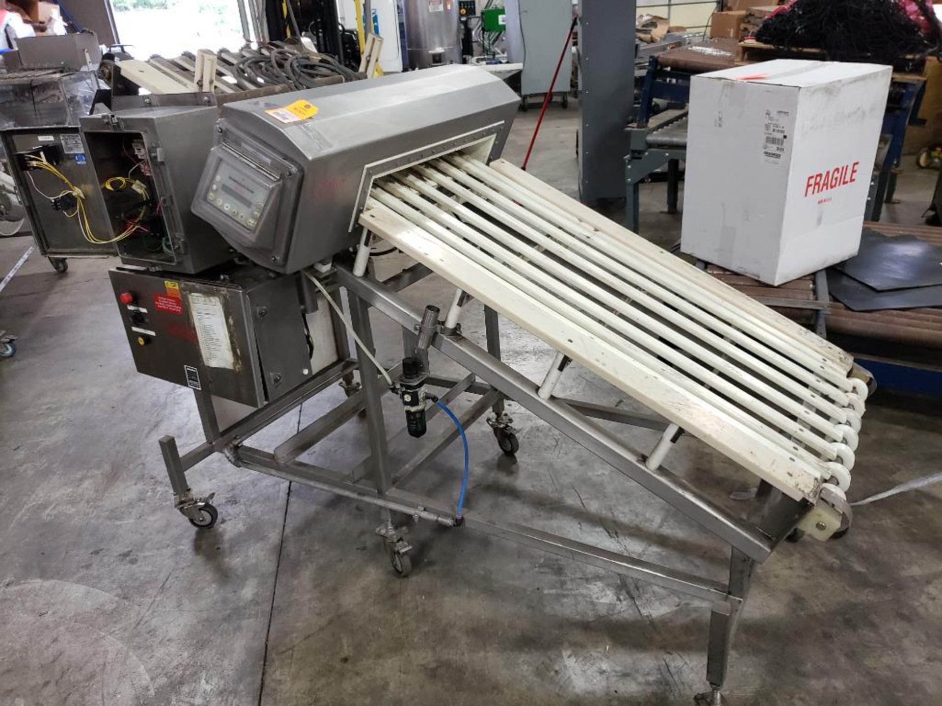 Safeline pass through metal detector with incline power conveyor. - Image 18 of 19
