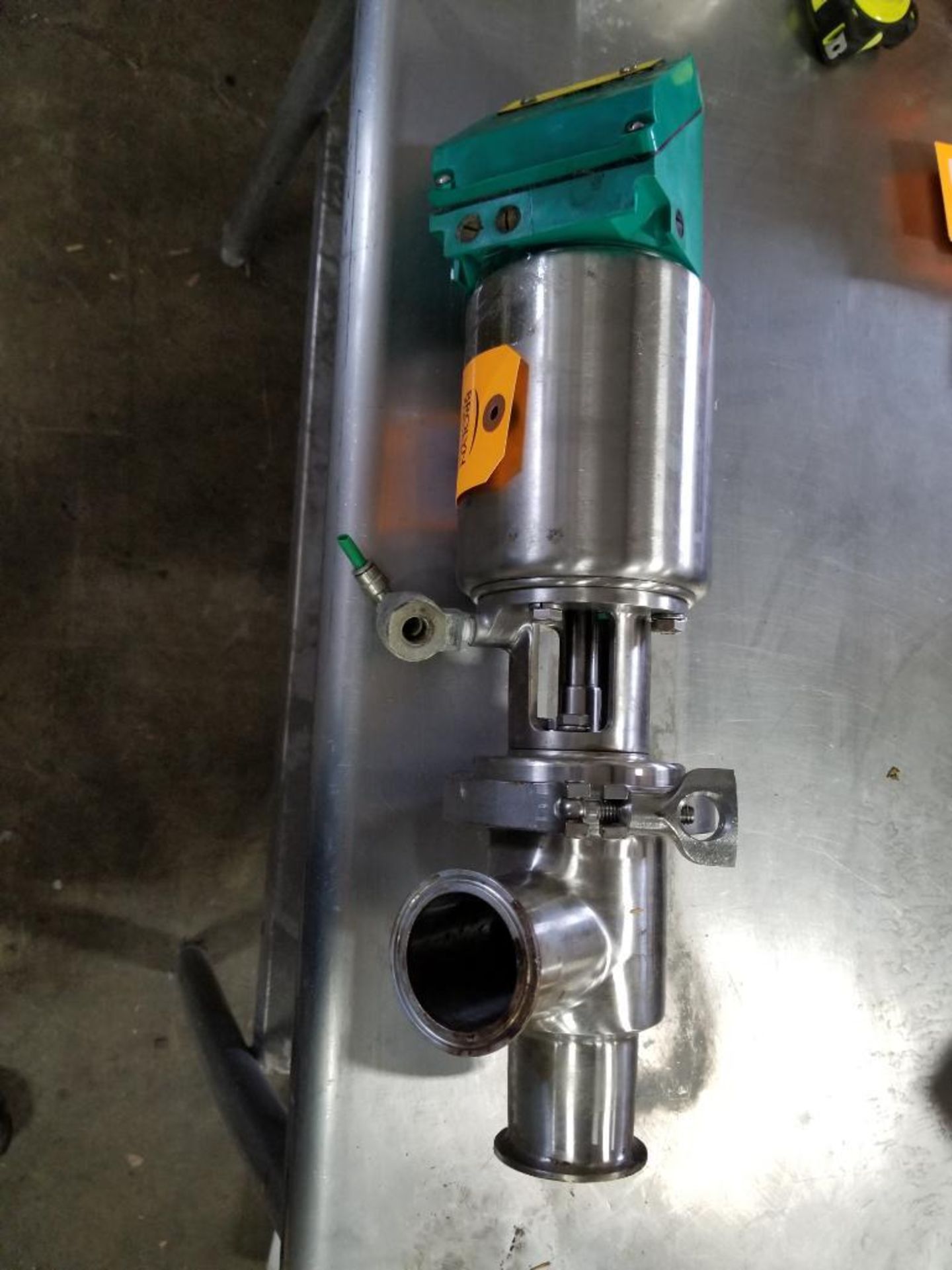 Tri-Clover food grade pneumatic valve. Model 761-10W-29S-2-SFY-316L-12-1. - Image 3 of 4
