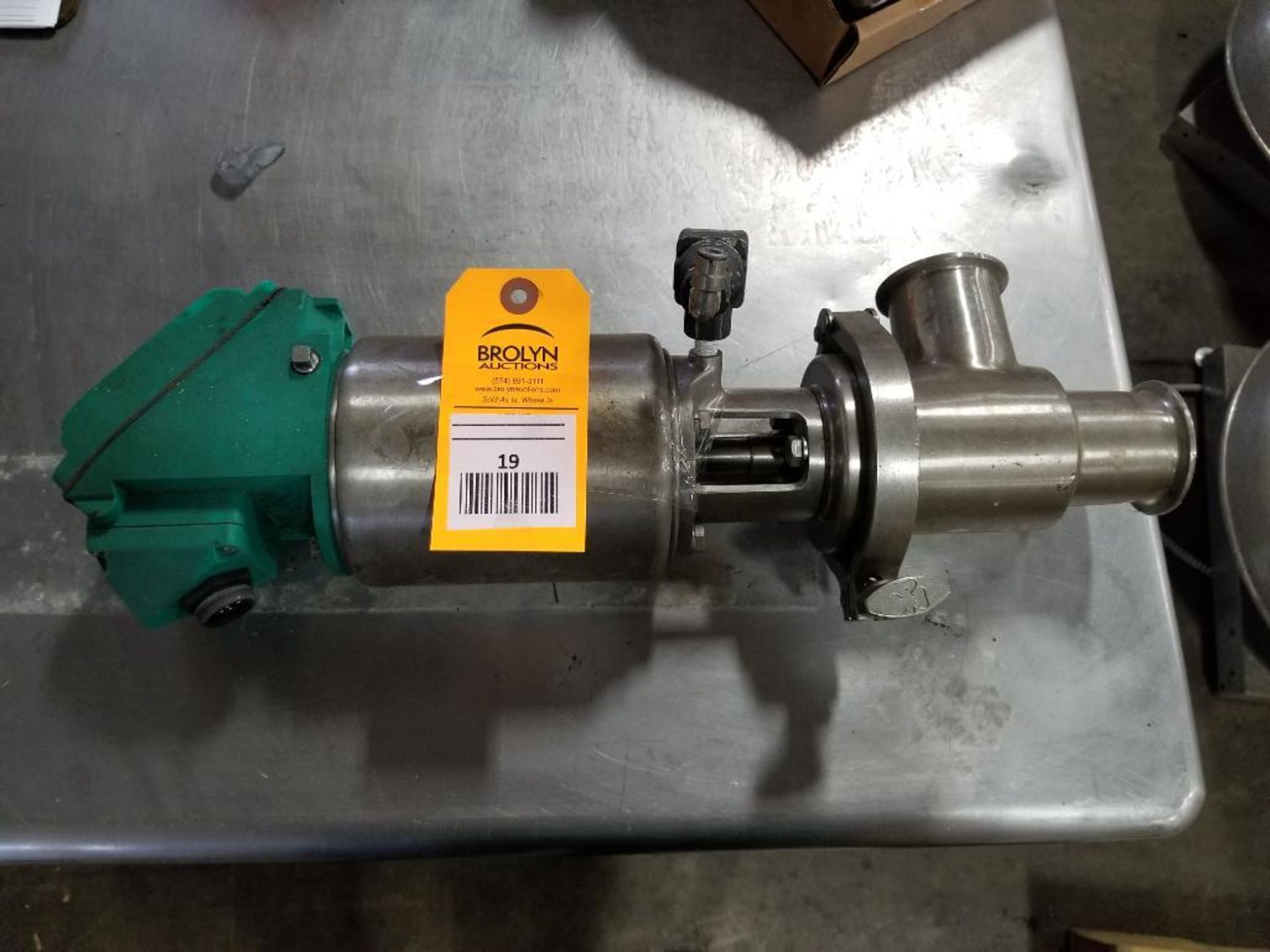 Tri-Clover food grade pneumatic valve. Model 761-10M-29S-2-SFY-316L-12-1.