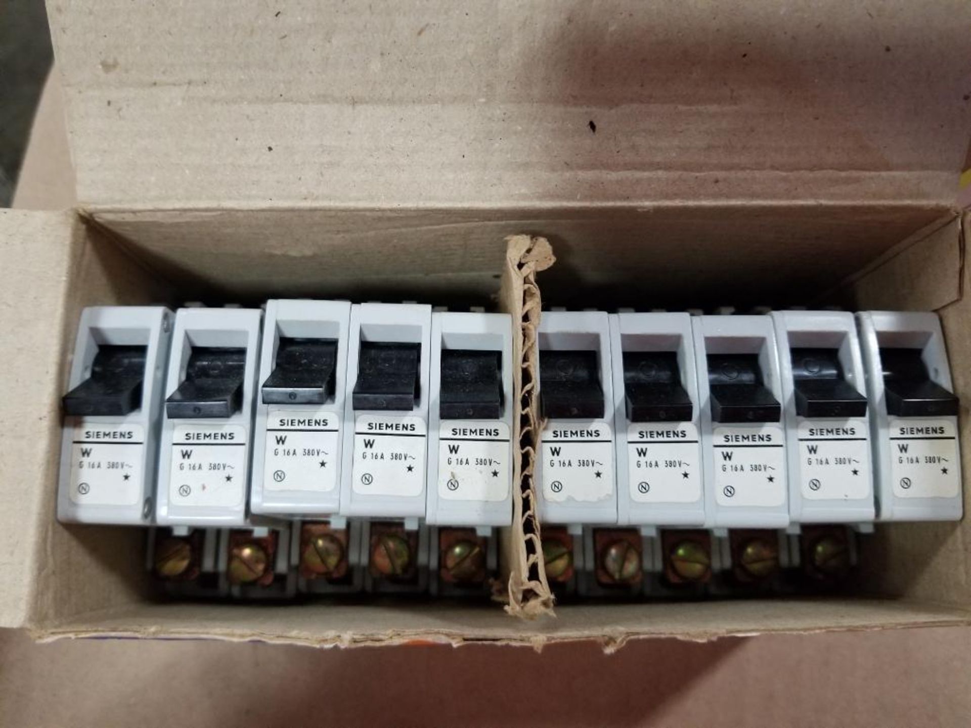 Qty 60 - Siemens 5SP3-132 single pole breaker. 10 PC boxes. New in box. - Image 5 of 5