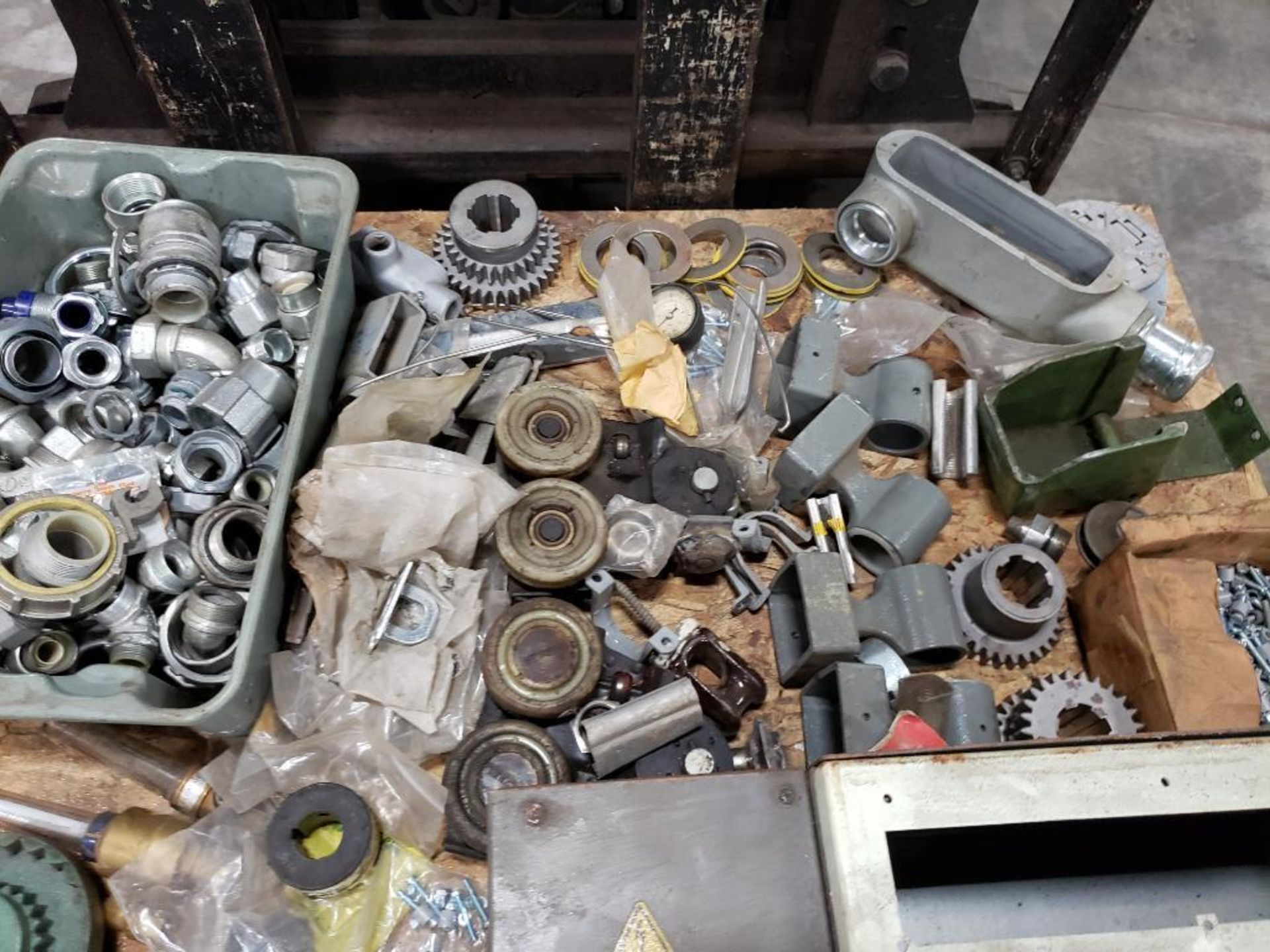 Pallet of assorted parts. Chain, gear, disconnect, pipe connections. - Image 12 of 13