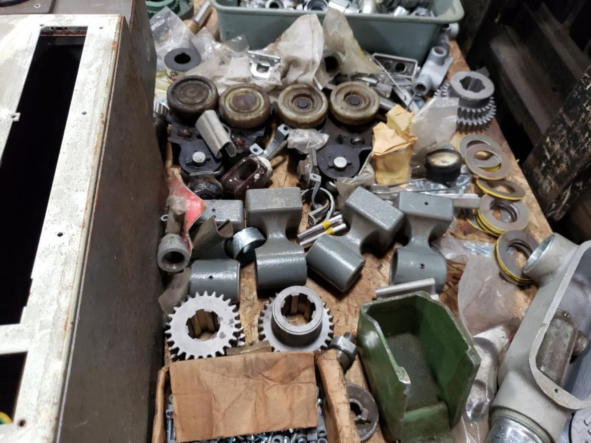 Pallet of assorted parts. Chain, gear, disconnect, pipe connections. - Image 11 of 13