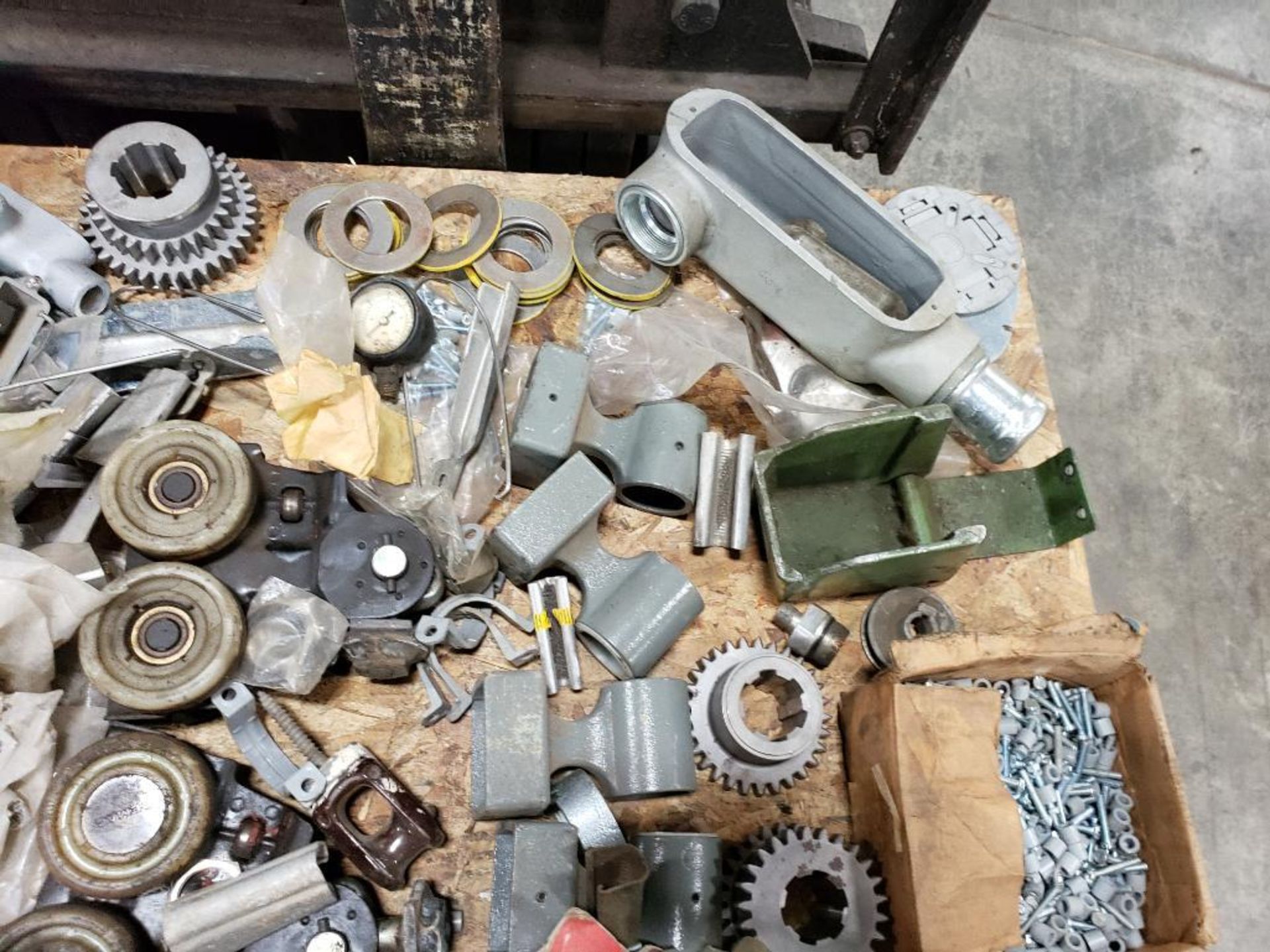 Pallet of assorted parts. Chain, gear, disconnect, pipe connections. - Image 3 of 13