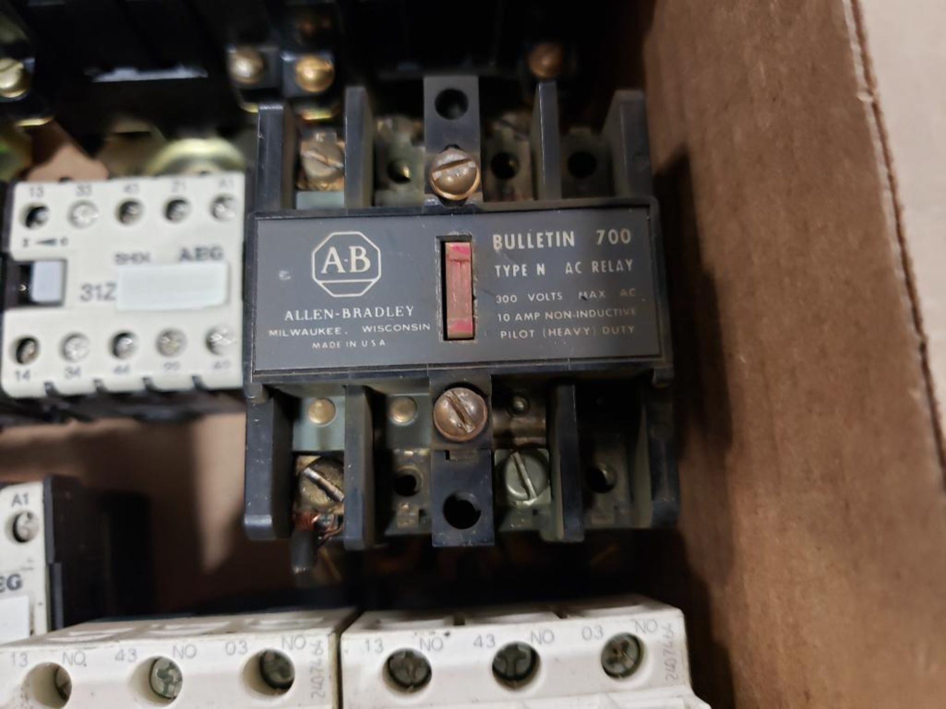 Assorted electrical contactor, motor protector, relay. Siemens, Telemecanique, Allen Bradley. - Image 5 of 9