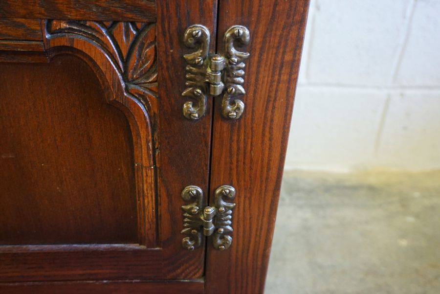 Oak Kneehole Desk, Having a Leather Skiver to the top, Above fitted drawers, 76cm high, 122cm - Image 3 of 3