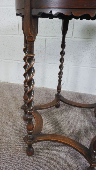 An oak occasional table, Circular top on Barley Twist legs - Image 4 of 4