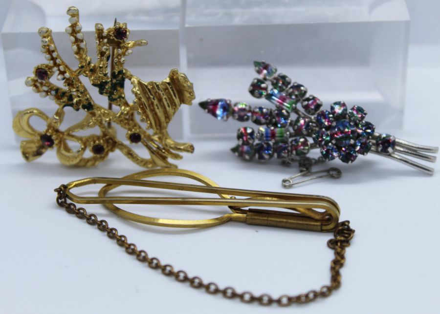 Quantity of costume jewellery, including a Royal Albert china flower brooch, a silver chain, - Image 5 of 11