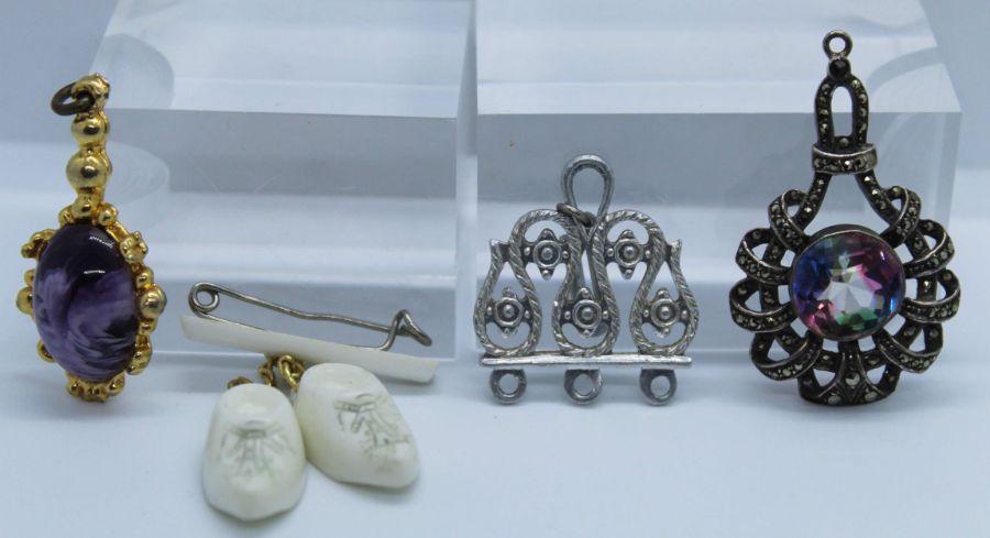 Quantity of costume jewellery, including a Royal Albert china flower brooch, a silver chain, - Image 7 of 11