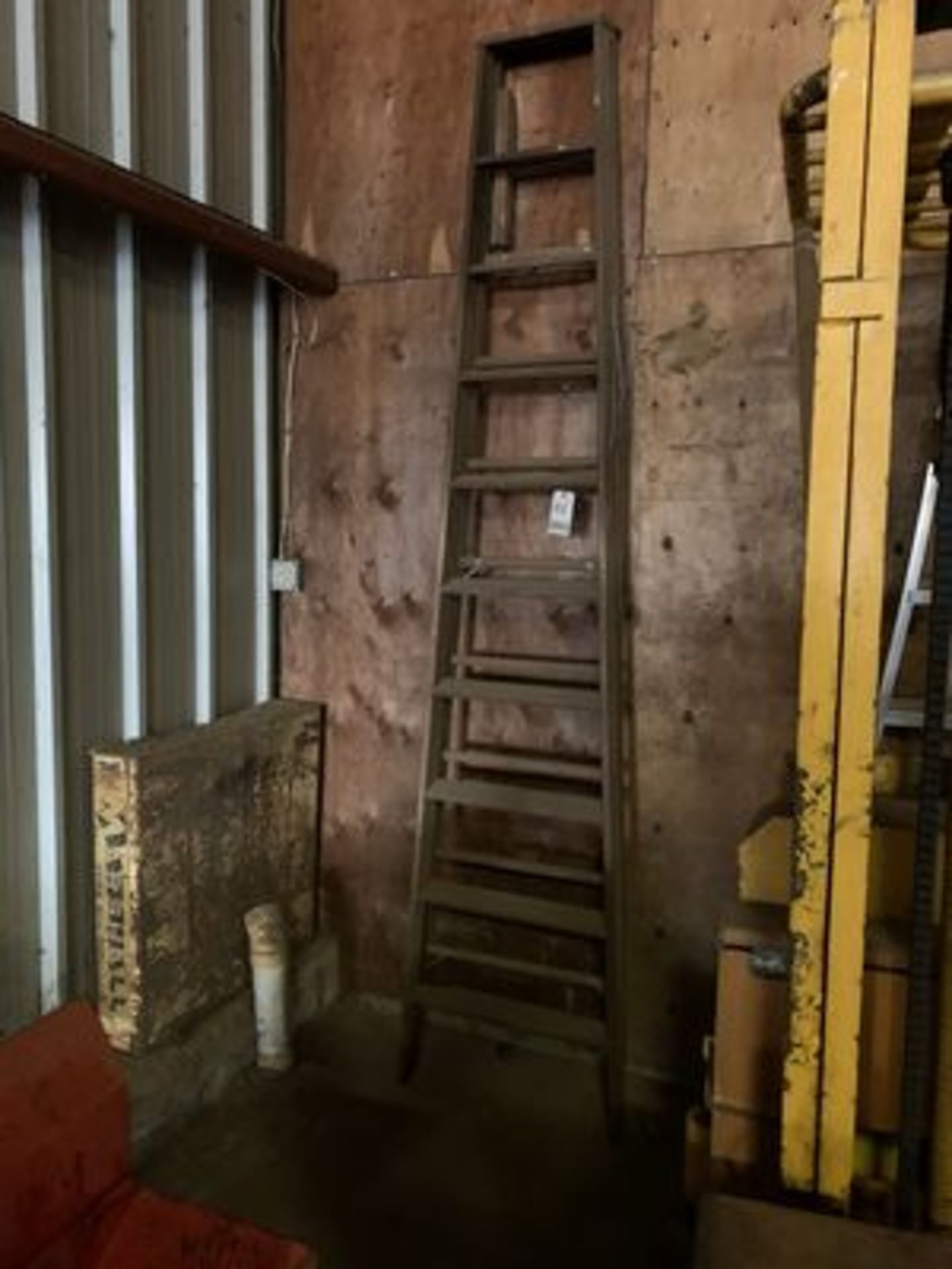 10' WOOD STEPLADDER