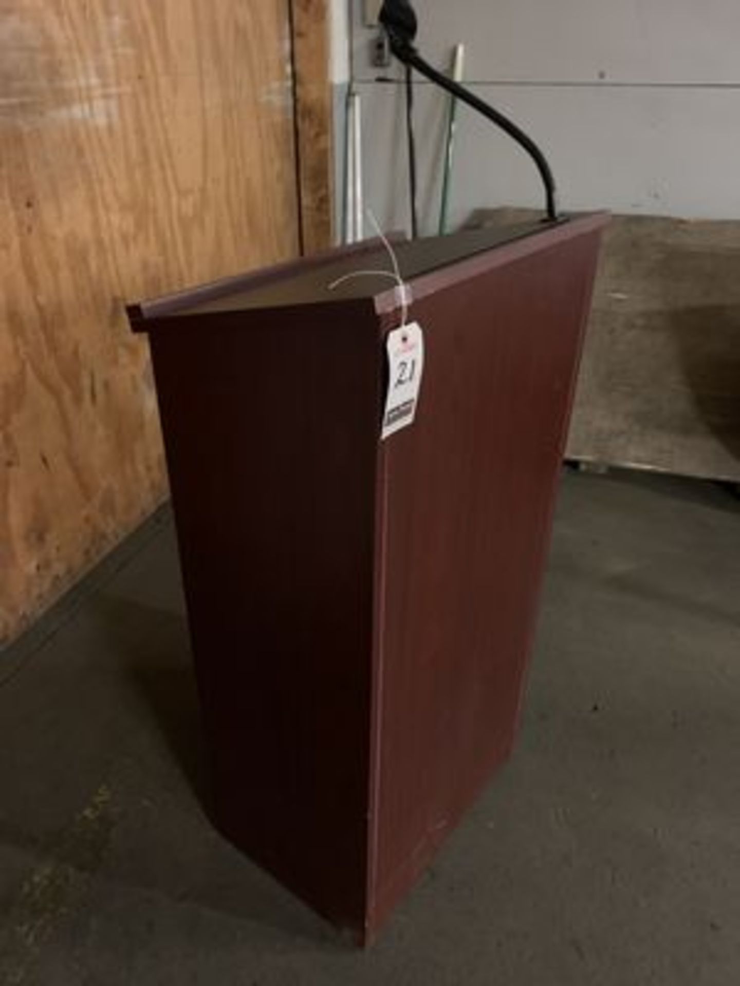 24" FORM. PODIUM W/ MIC. STAND