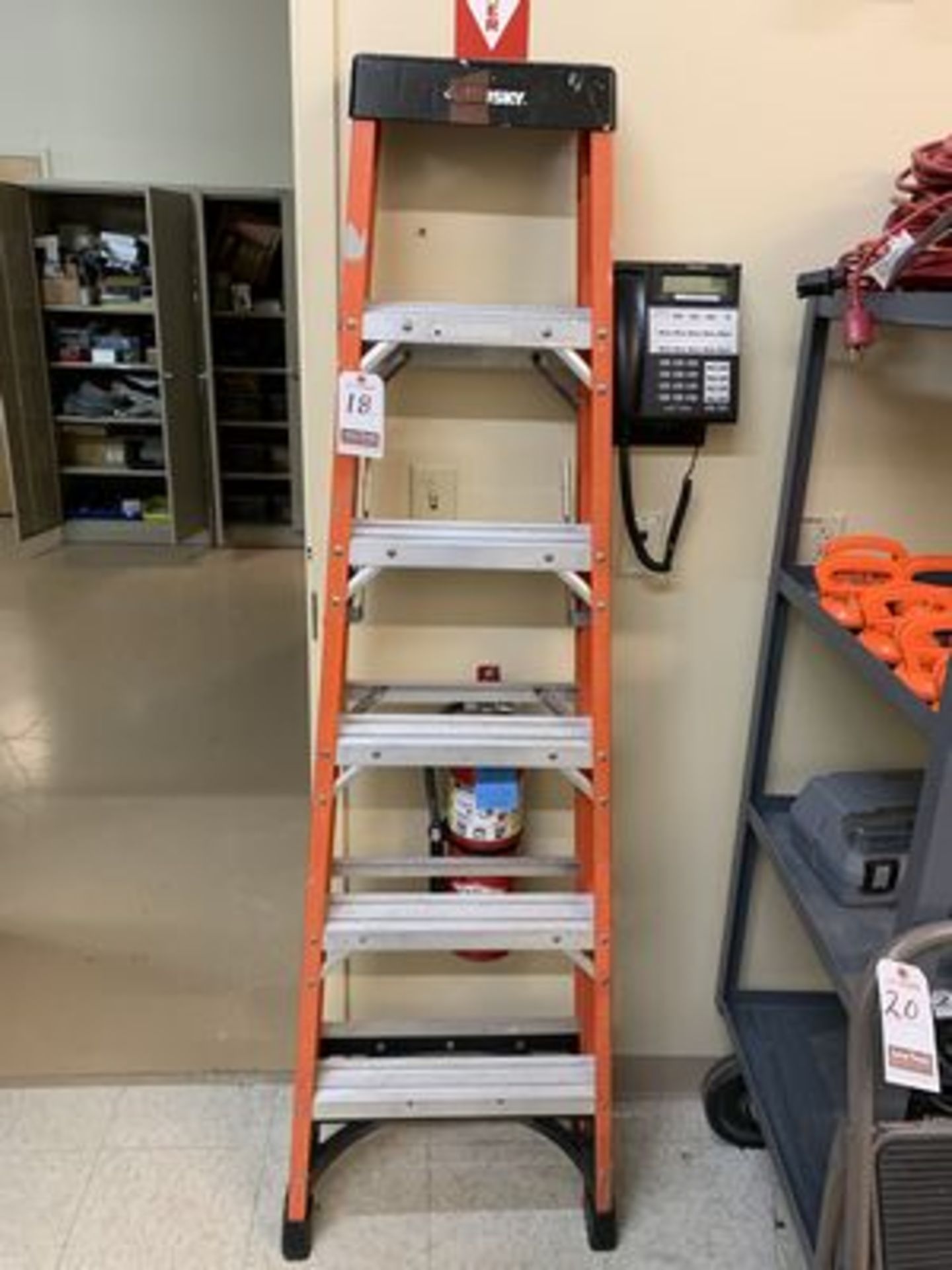 HUSKY 6' FIBERGLASS STEPLADDER