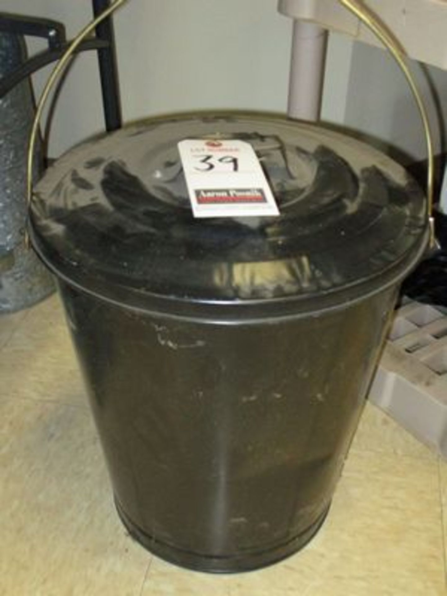 BLACK METAL PELLET CONTAINER