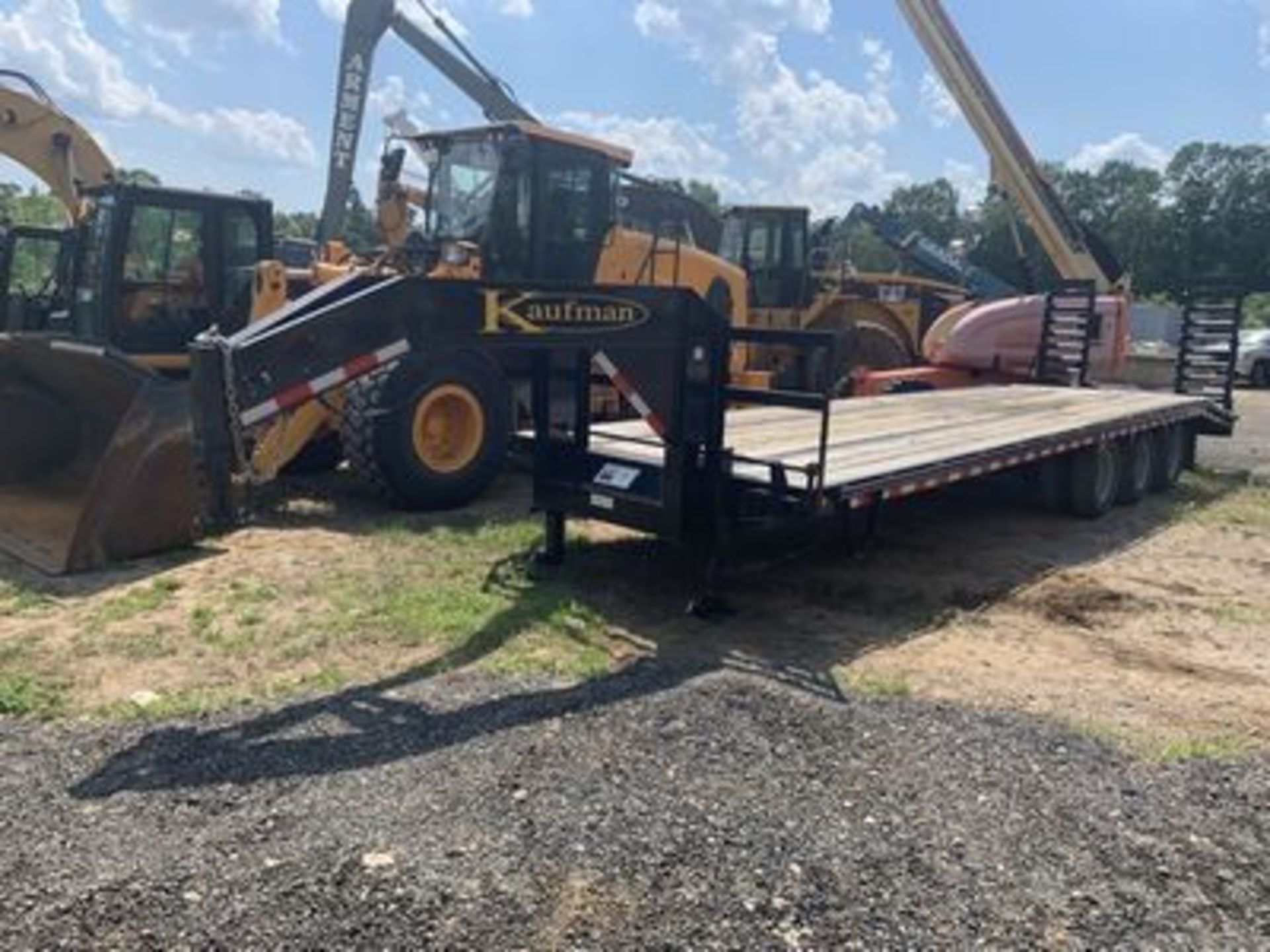 2017 KAUFMAN GOOSENECK TRAILER, 25' TEL-AXLE, STEEL RAMPS, VIN # 5VGFH3030JL001083 - Image 2 of 2