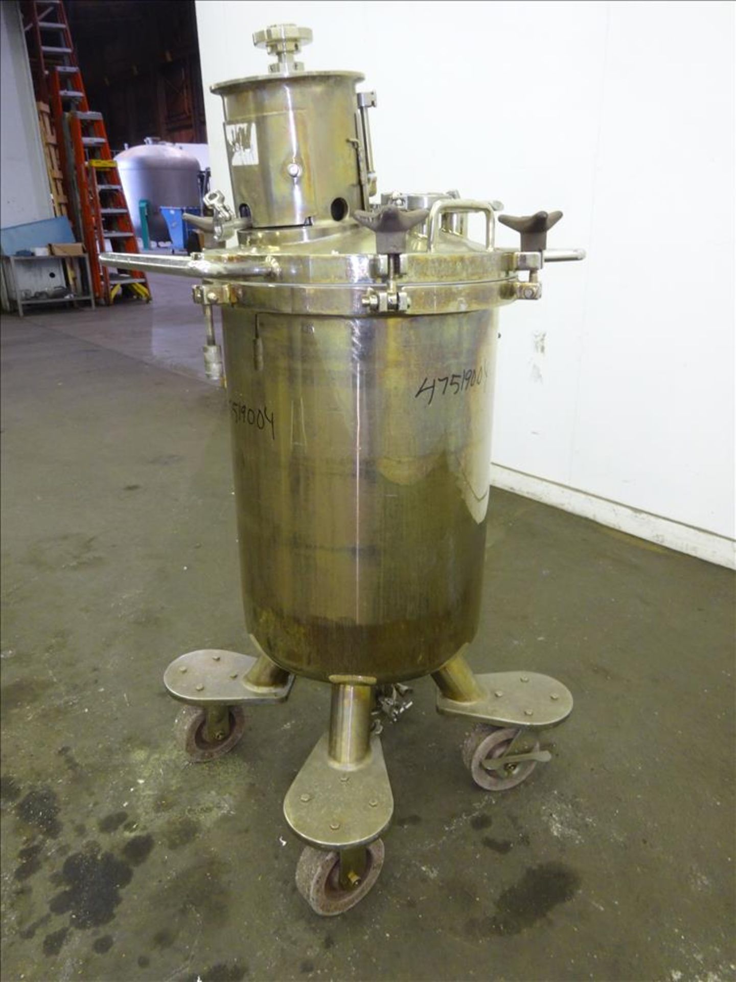 Used- Lee Industries Pressure Tank, 26.4 Gallon (100 L) w/ off center top entering agitator - Bild 2 aus 14