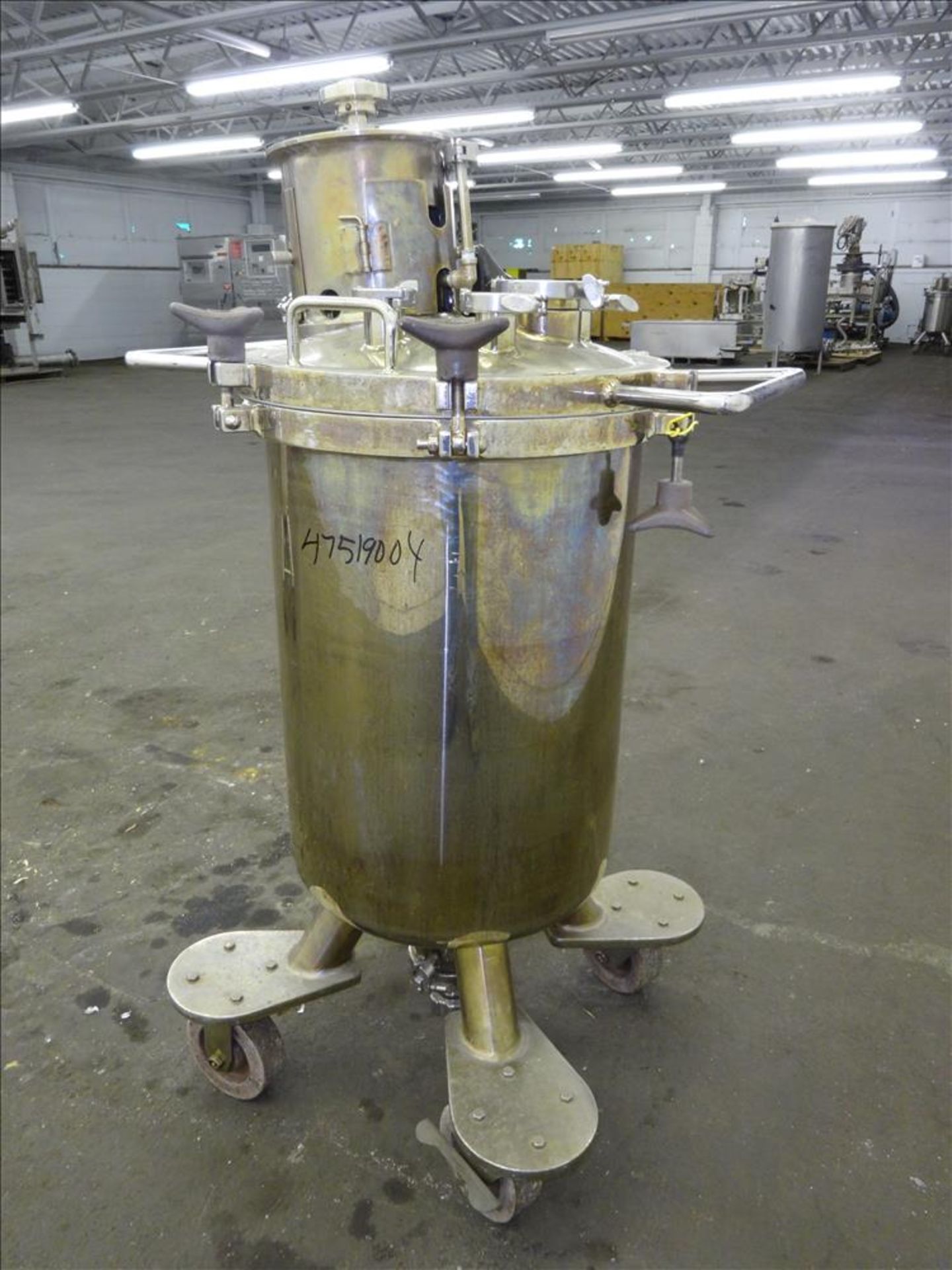 Used- Lee Industries Pressure Tank, 26.4 Gallon (100 L) w/ off center top entering agitator