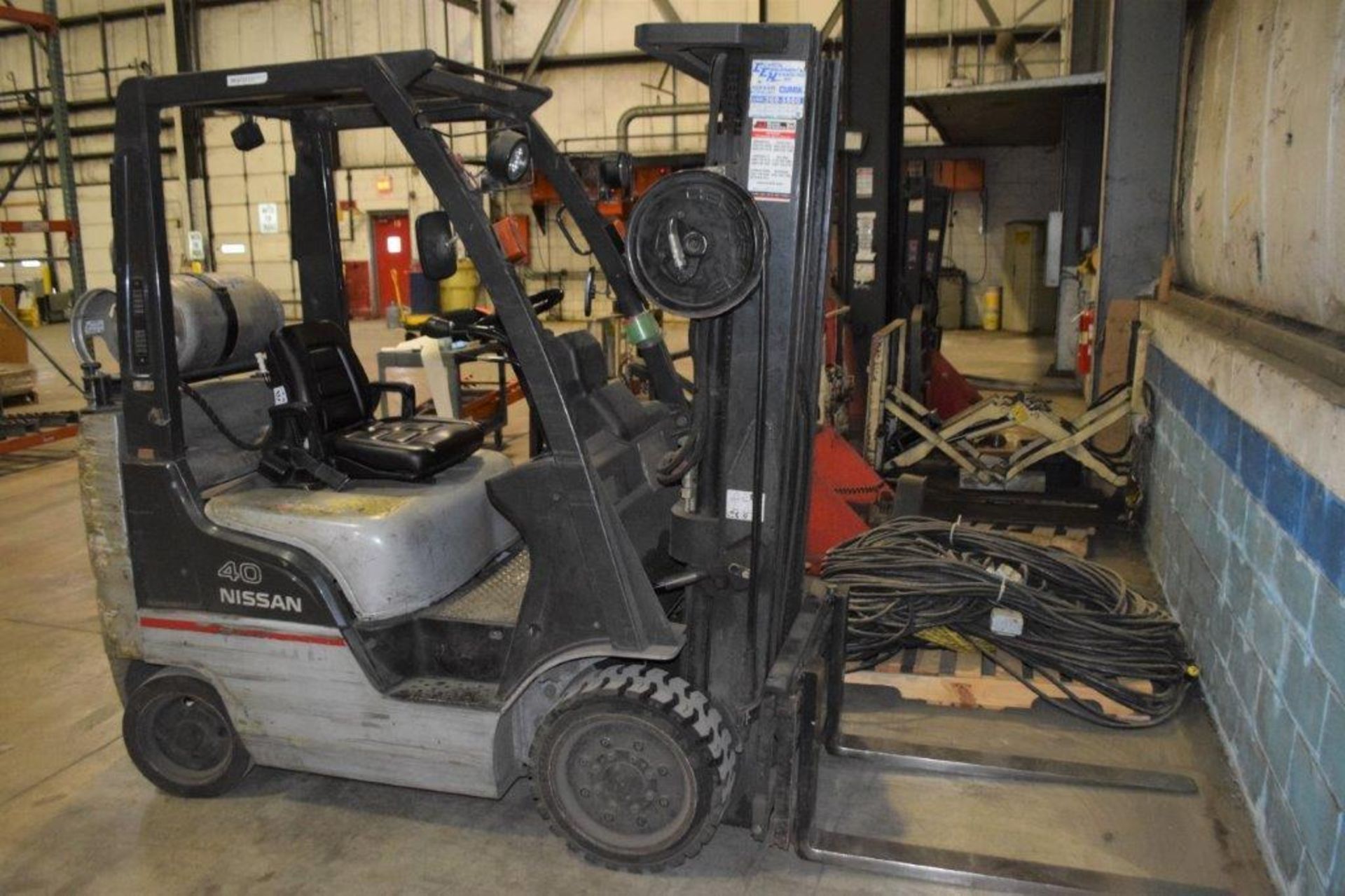 (1) Nissan 40 LP Forklift, Model MCPL02A20LV, Serial# CPL02-9P5391. Reported to have a transmission - Image 2 of 10